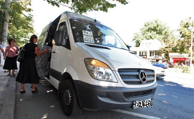 Călătoria cu maxi taxi, o aventură! O frână bruscă a băgat o pasageră în spital