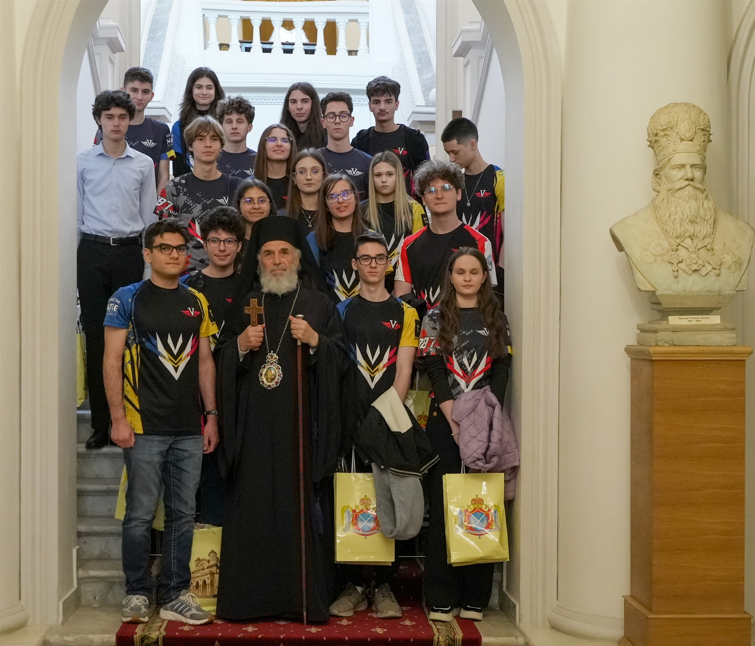 Premii din partea Arhiepiscopiei pentru performerii la robotică şi geografie