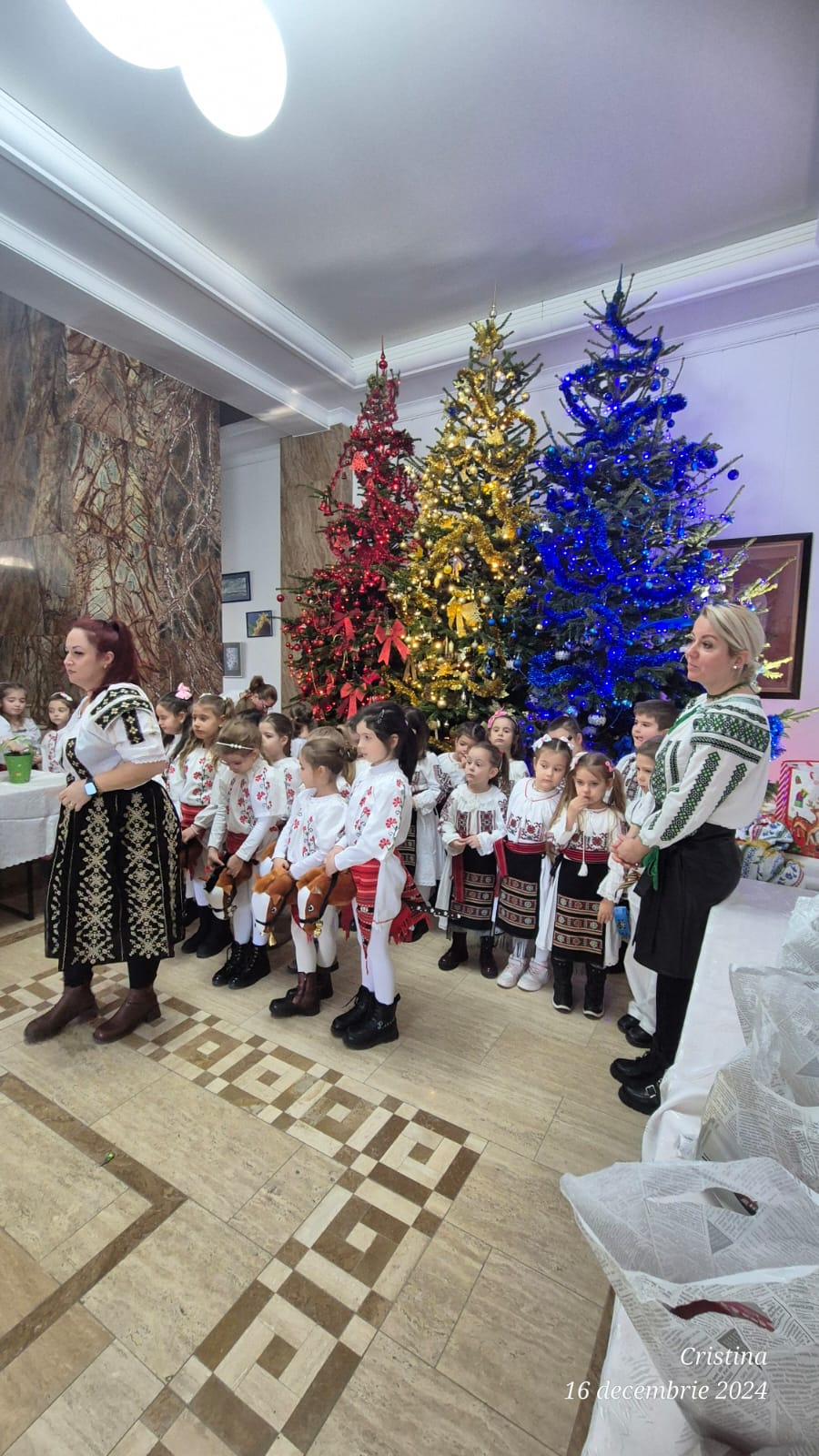 Grădinițele „Arlechino” și „Otilia Cazimir” ne-au colindat la redacţie (video)