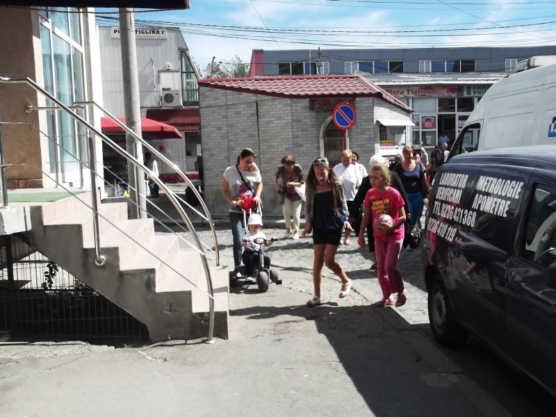 Pieton în oraşul fără trotuare: În Ţiglina, maşinile fac legea 