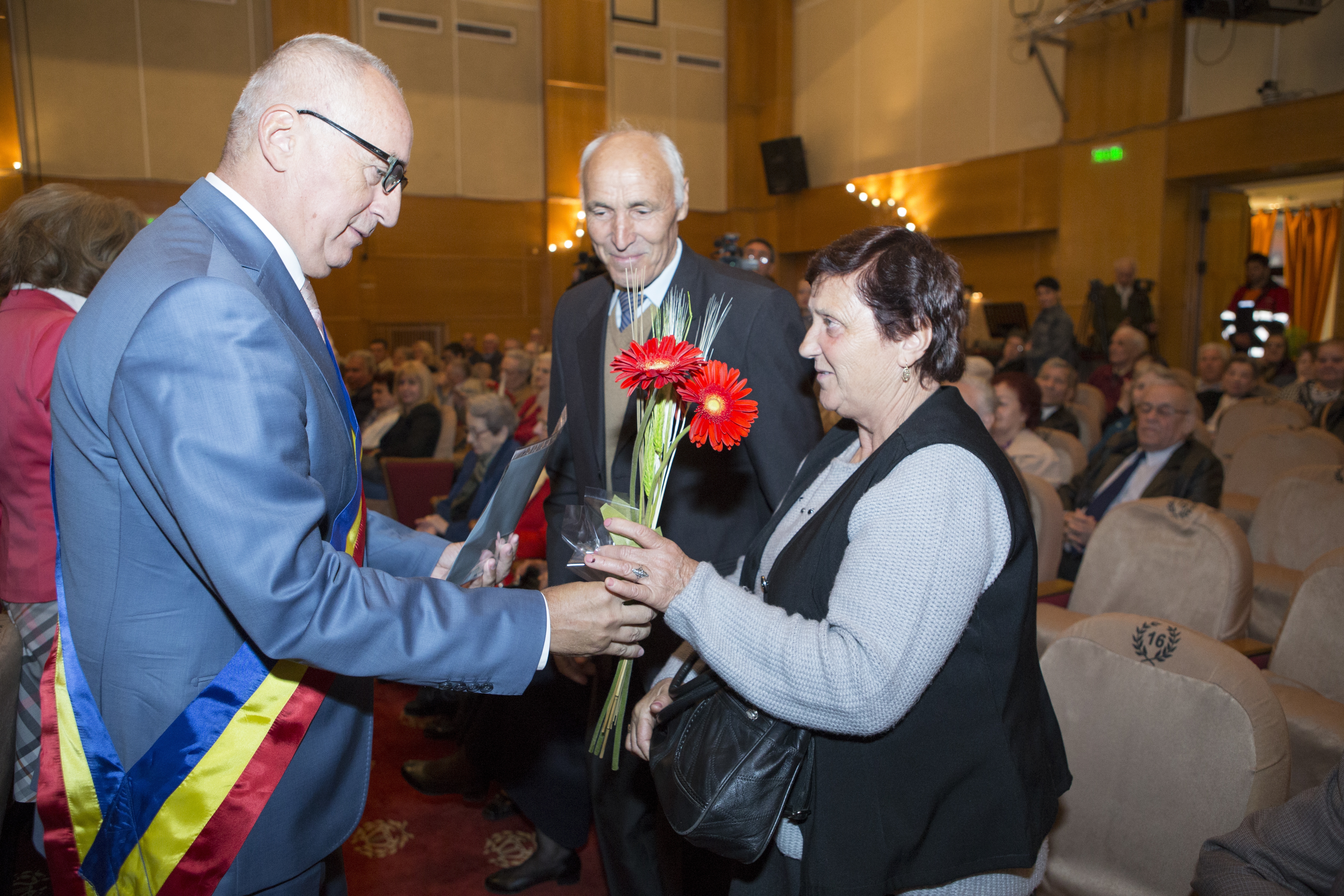 (FOTO) Zi de sărbătoare pentru 137 de familii gălăţene/ Cuplurile de aur, premiate pentru longevitate