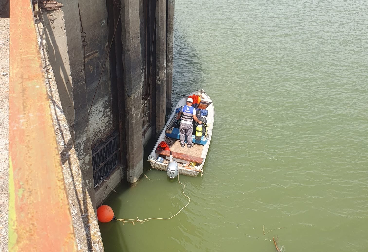 Apă Canal a adus scafandri la Priza Dunării. Nivelul fluviului, aproape de minimul ultimului sfert de secol