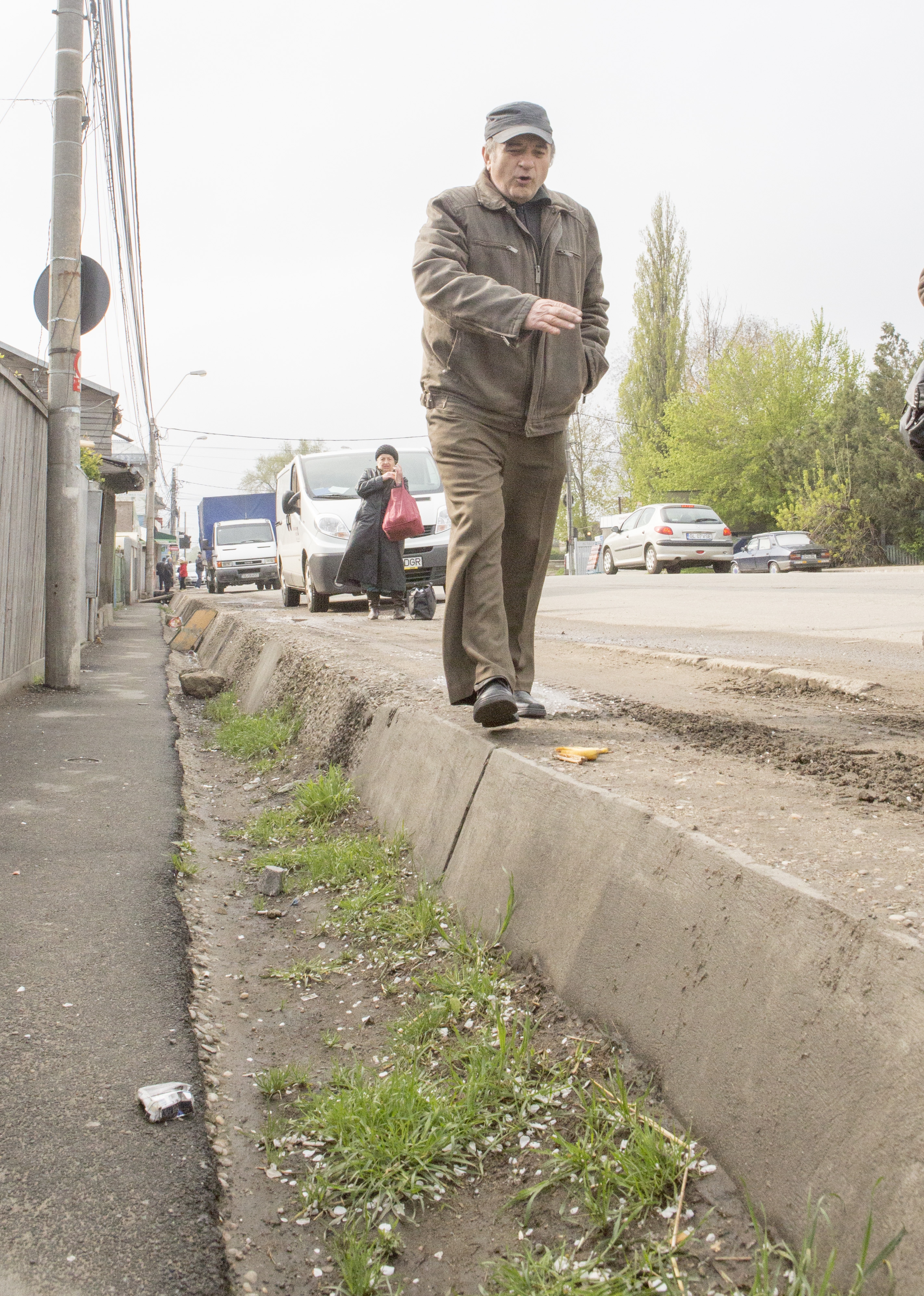 FOTO/ Pe strada Traian, oamenii merg pe şosea. Trotuarele, distruse sau inexistente