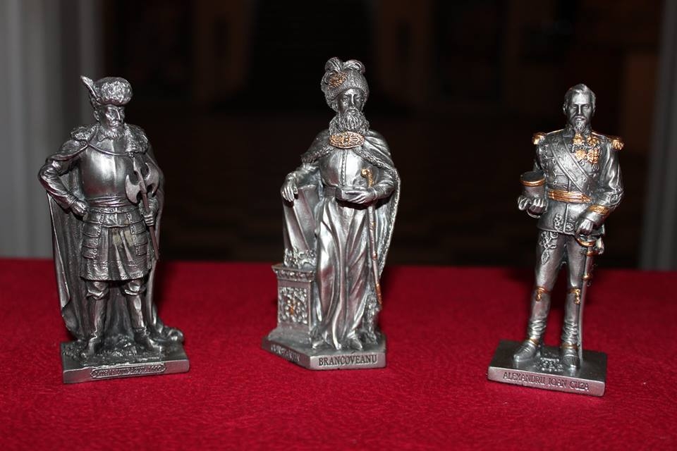 CADOURI ORIGINALE DE SĂRBĂTORI/ Puteţi DĂRUI statui ale personalităţilor istorice. IATĂ de unde le puteţi CUMPĂRA