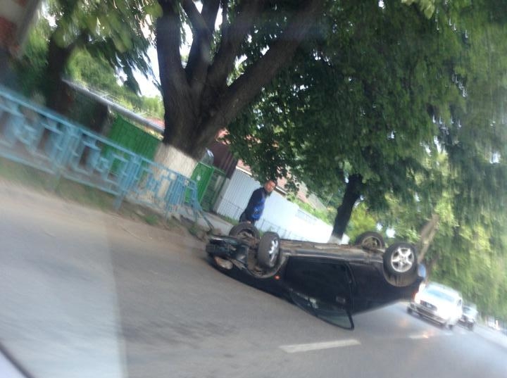 Un gălățean a scăpat ca prin urechile acului după ce s-a răsturnat cu mașina