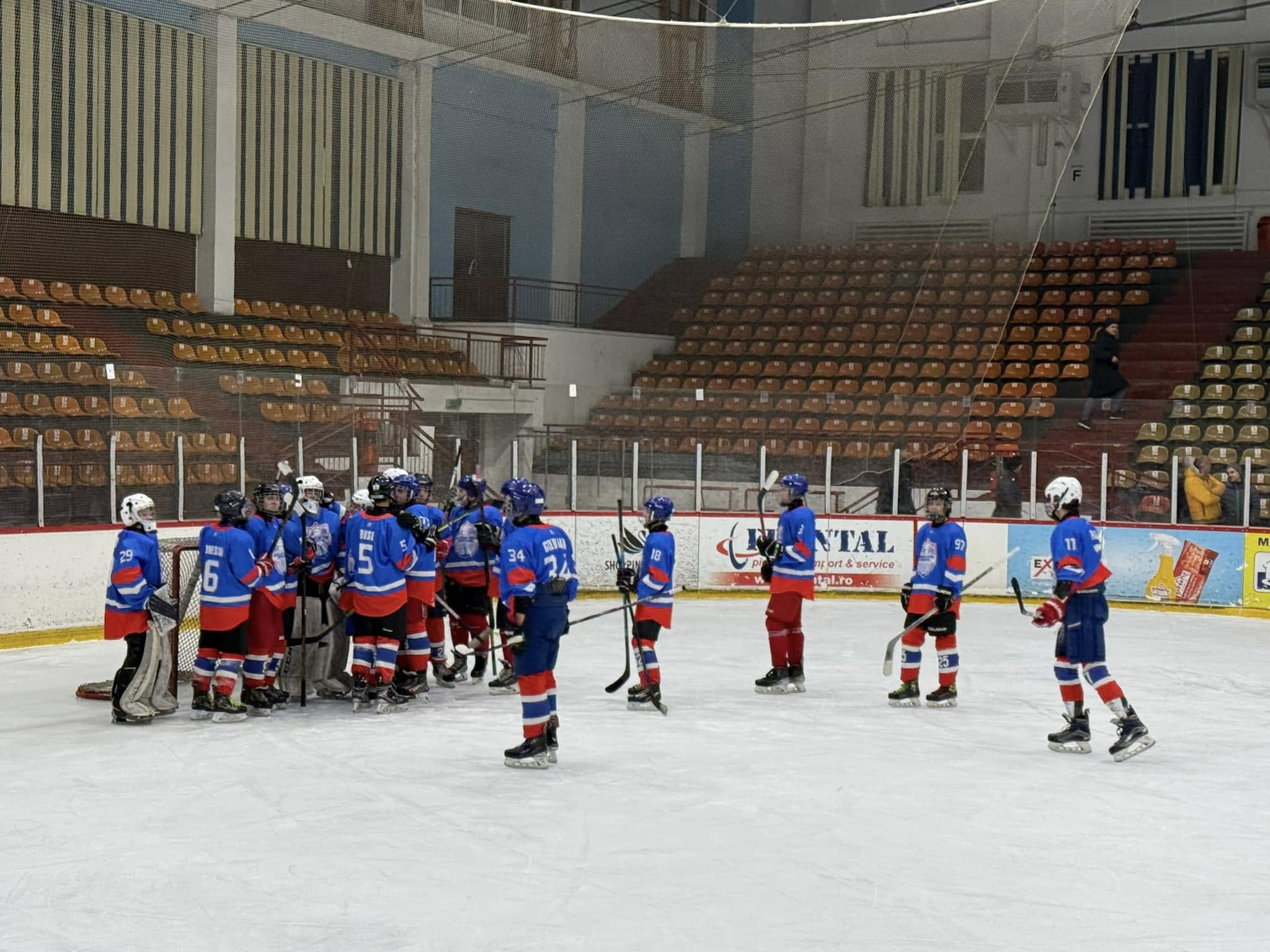 Hocheiştii juniori de la CSM Galaţi, două partide în finala mică