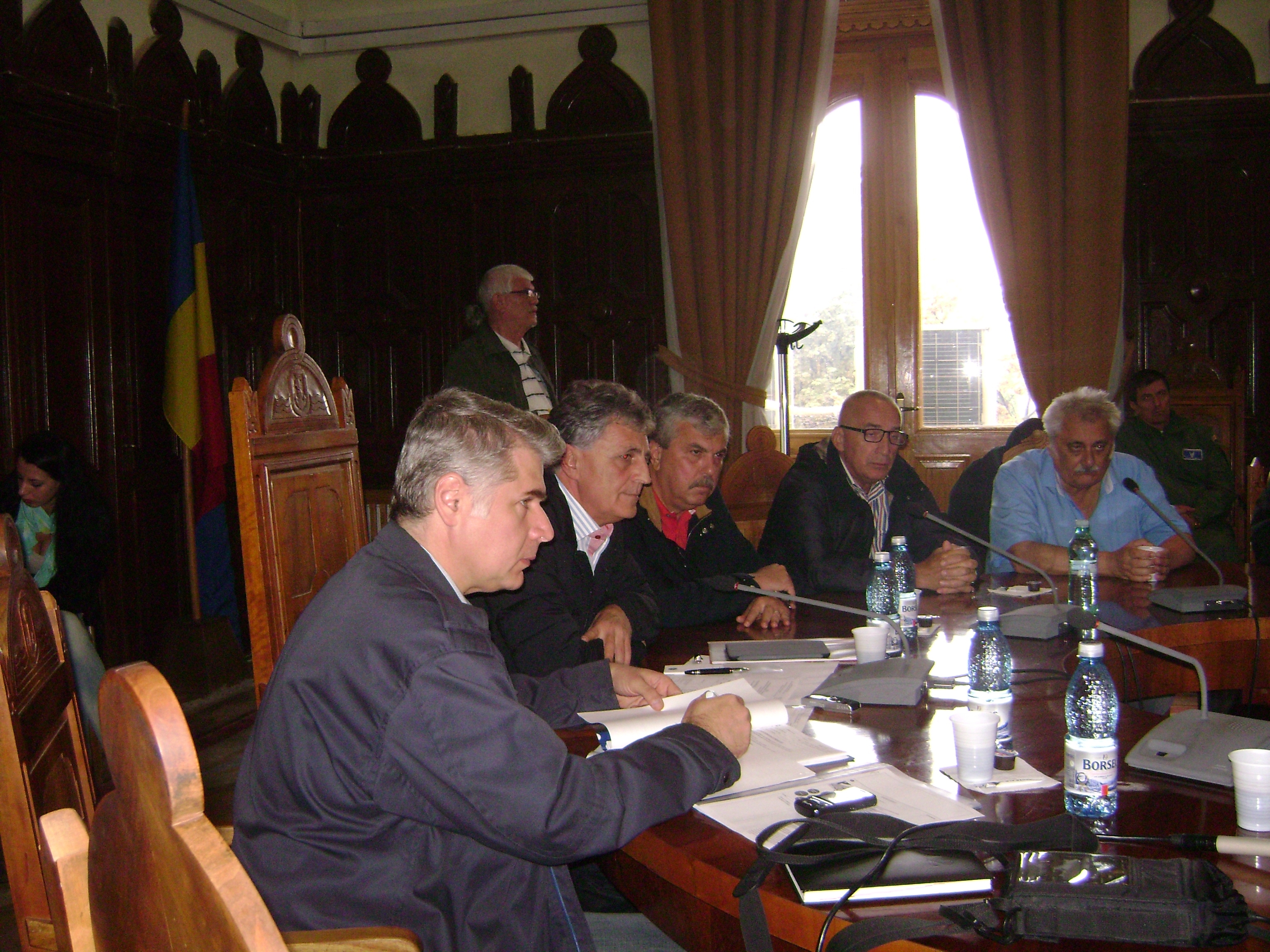 Ministrul Mircea Duşa, către Apele Române: Atenţie la decizia privind spargerea digului de apărare de la Vameş!