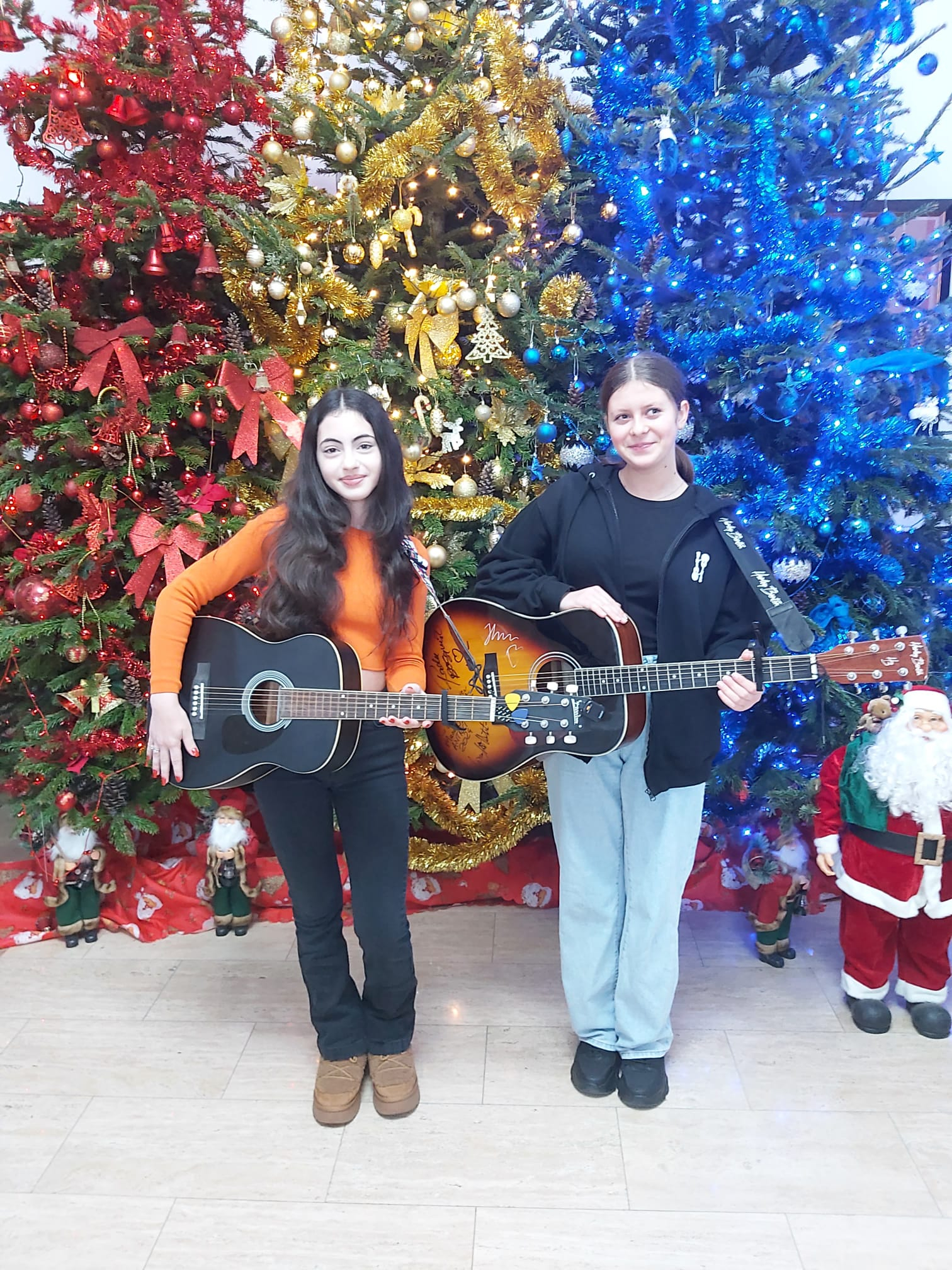 Marina Corina şi Larisa Marina, cu colinda la „Viaţa liberă” (video)