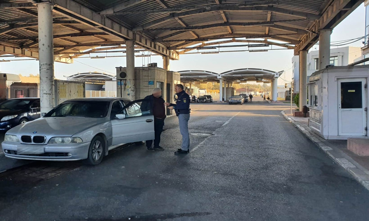 Depistat cu un buletin fals ascuns în bagaj