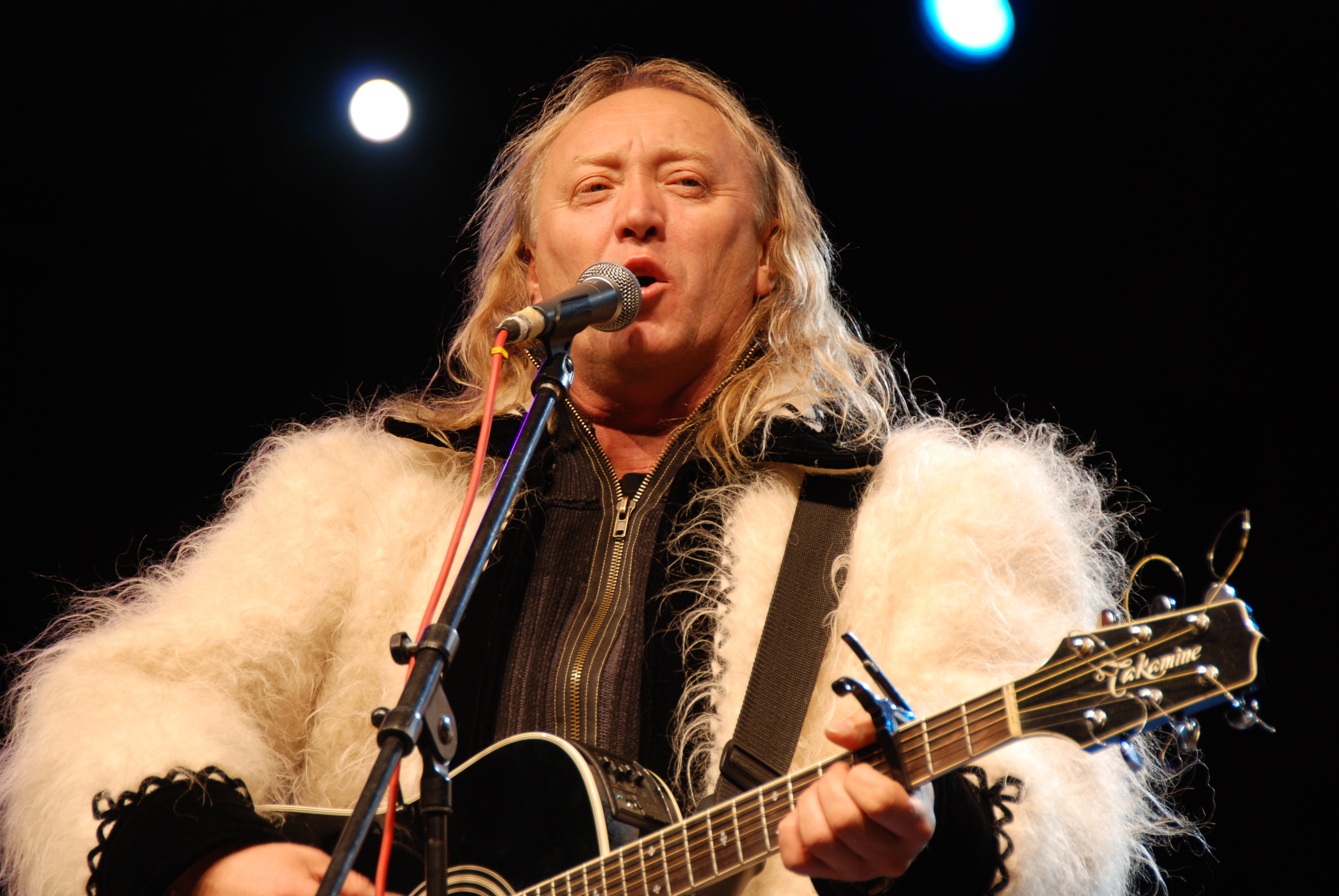 ŞTEFAN HRUŞCĂ îi colindă pe gălăţeni