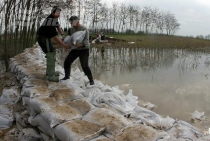 Torenţi pe versanţi şi inundaţii în nordul judeţului