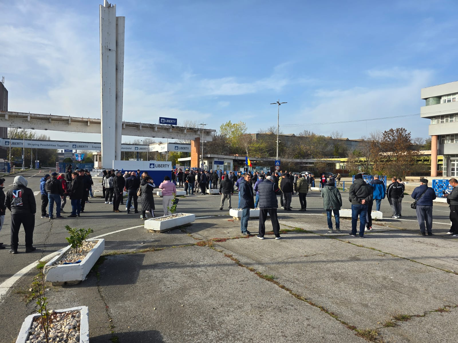 Liberty Galați - conturi blocate și oameni disperați. Siderurgiștii, victime în războiul altora