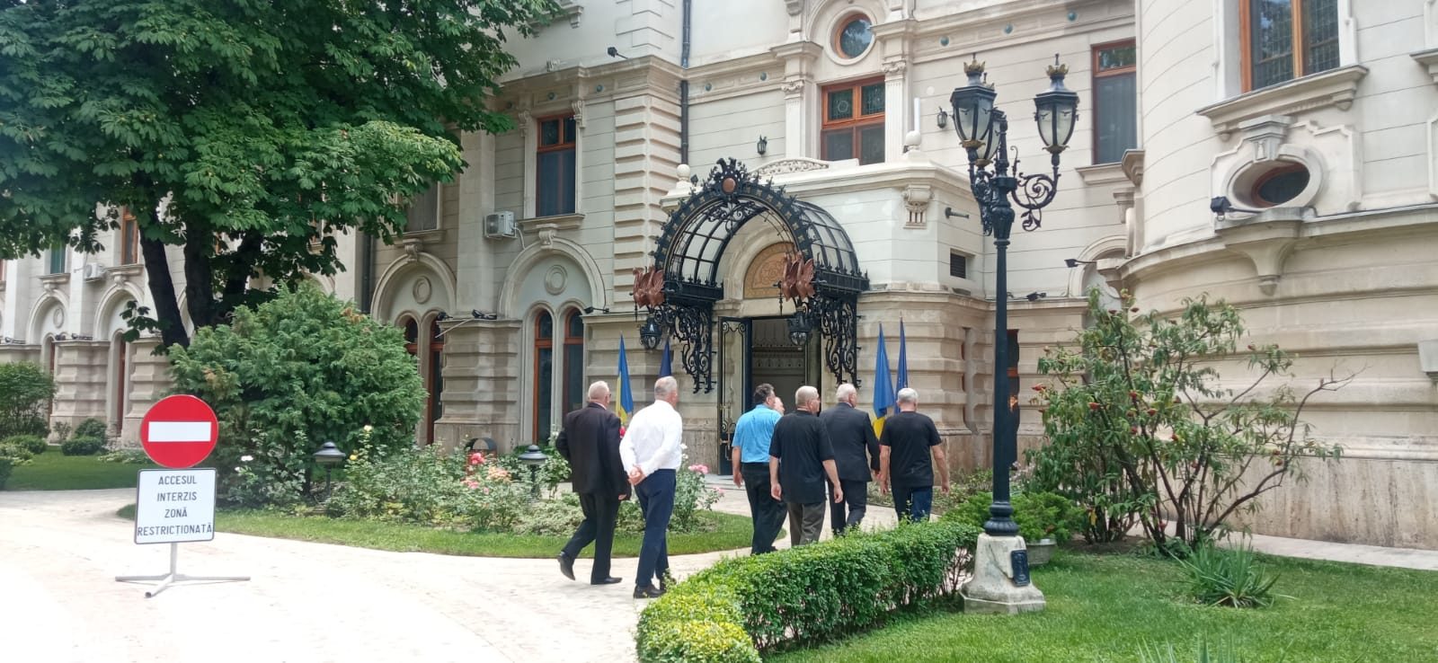 Românii își iau rămas bun de la un om şi o epocă. Corespondenţă specială de la Palatul Cotroceni (GALERIE FOTO & VIDEO)