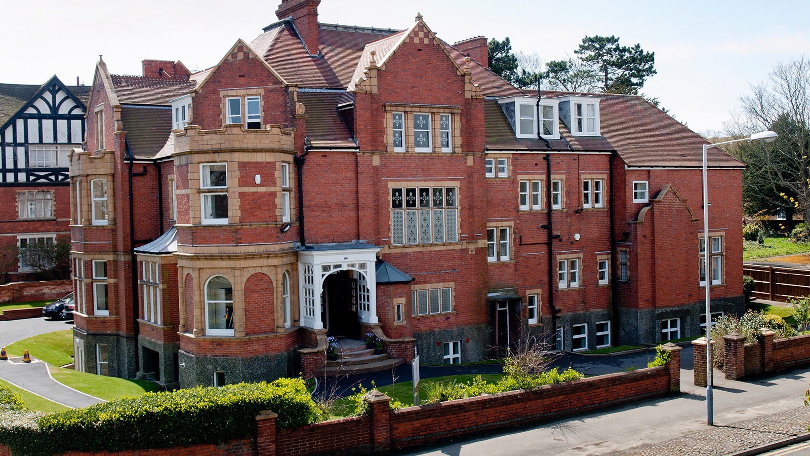 Cum poţi câştiga o bursă la un liceu în Anglia