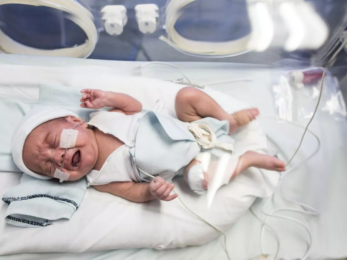 Sute de nou-născuți dependenți de droguri