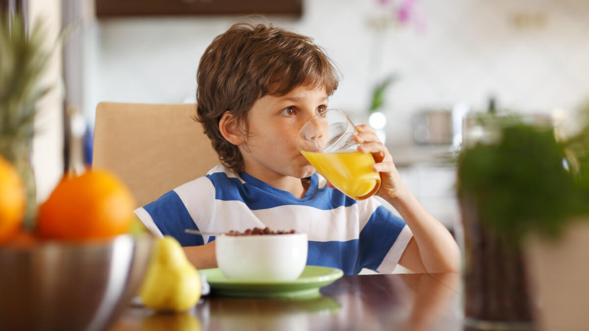 Sucul de fructe, principalul vinovat de obezitatea infantilă