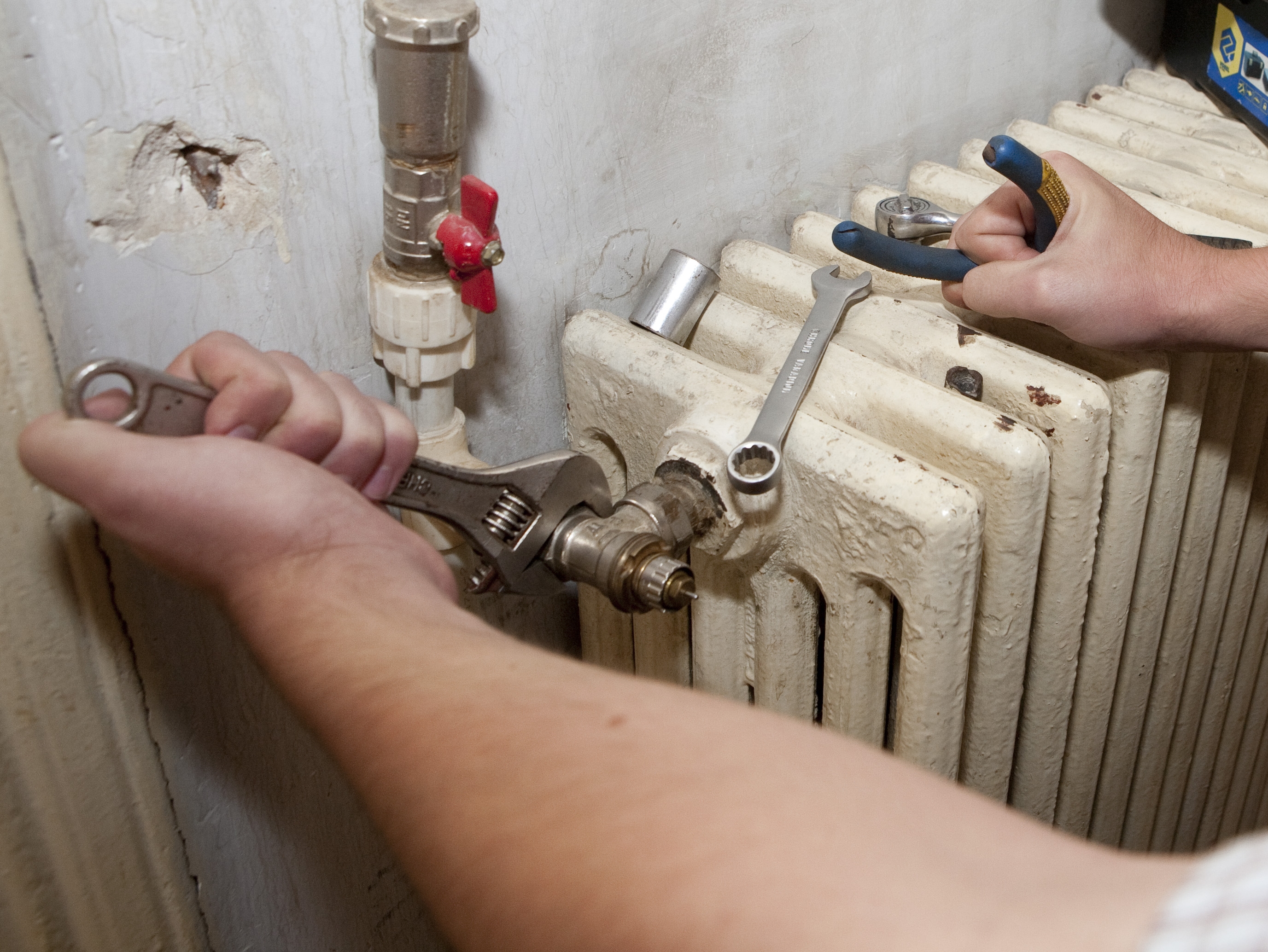 Bătaie de joc la adresa bun-platnicilor / Cinism şi aberaţii în noua procedură de debranşare