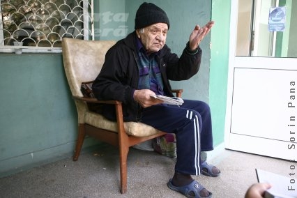 Doarme de o săptămână pe un scaun