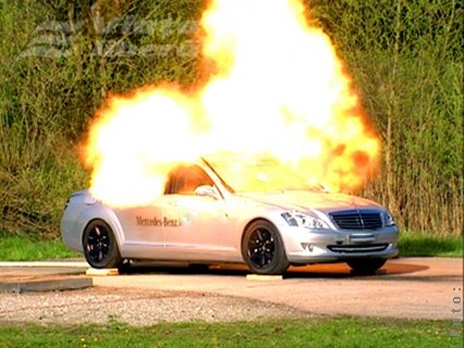 Bombă cu Mercedes Benz