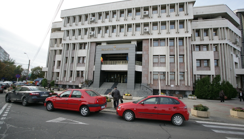 Maşini lăsate în mijlocul străzii  - Mitocanii din faţa Palatului de Justiţie