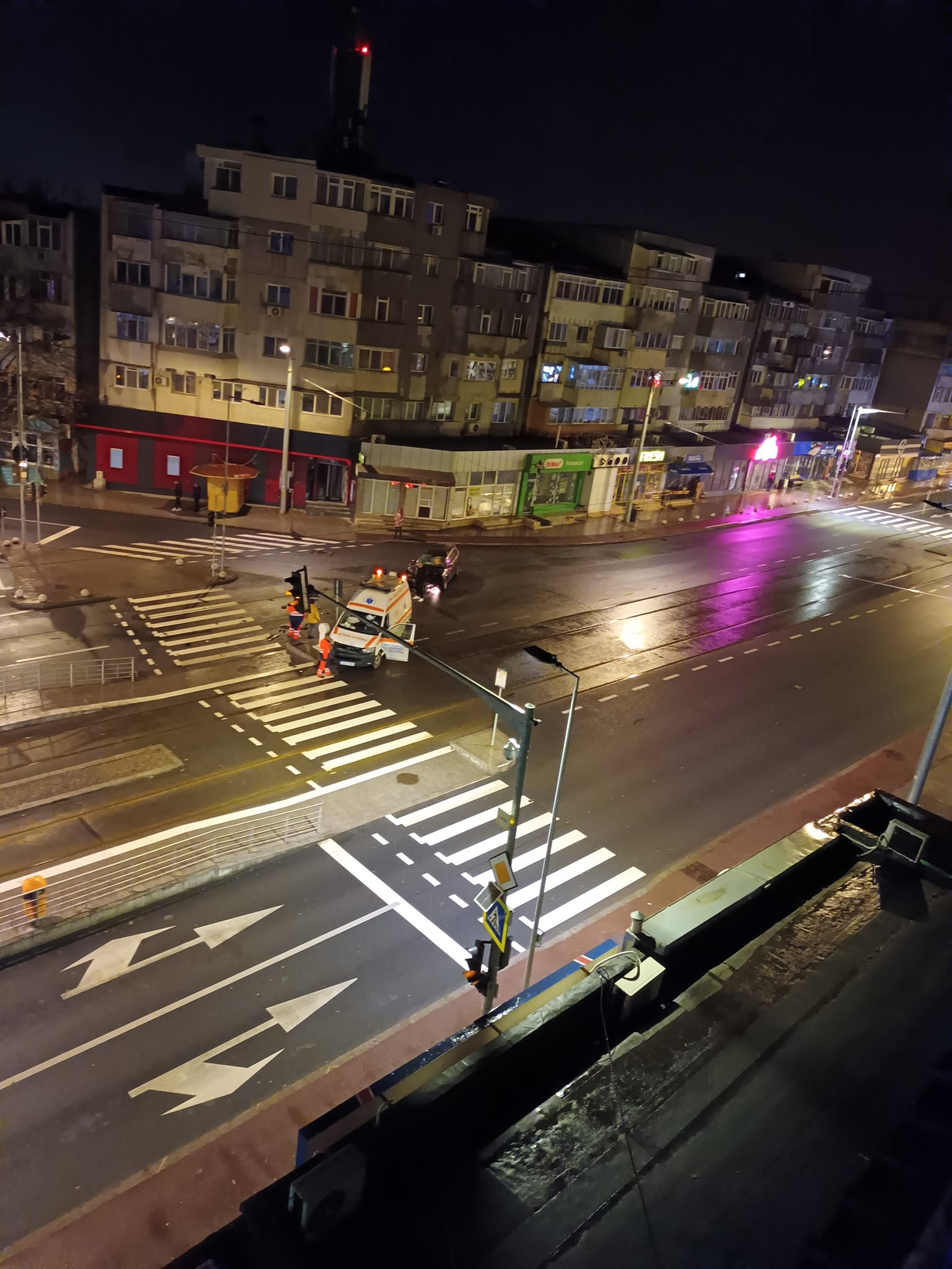 Ambulanță în misiune, spulberată pe Siderurgiștilor de un șofer băut