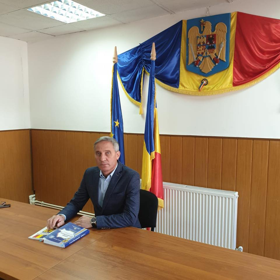Primarul "interzis" de instanță a rămas oficial fără mandat