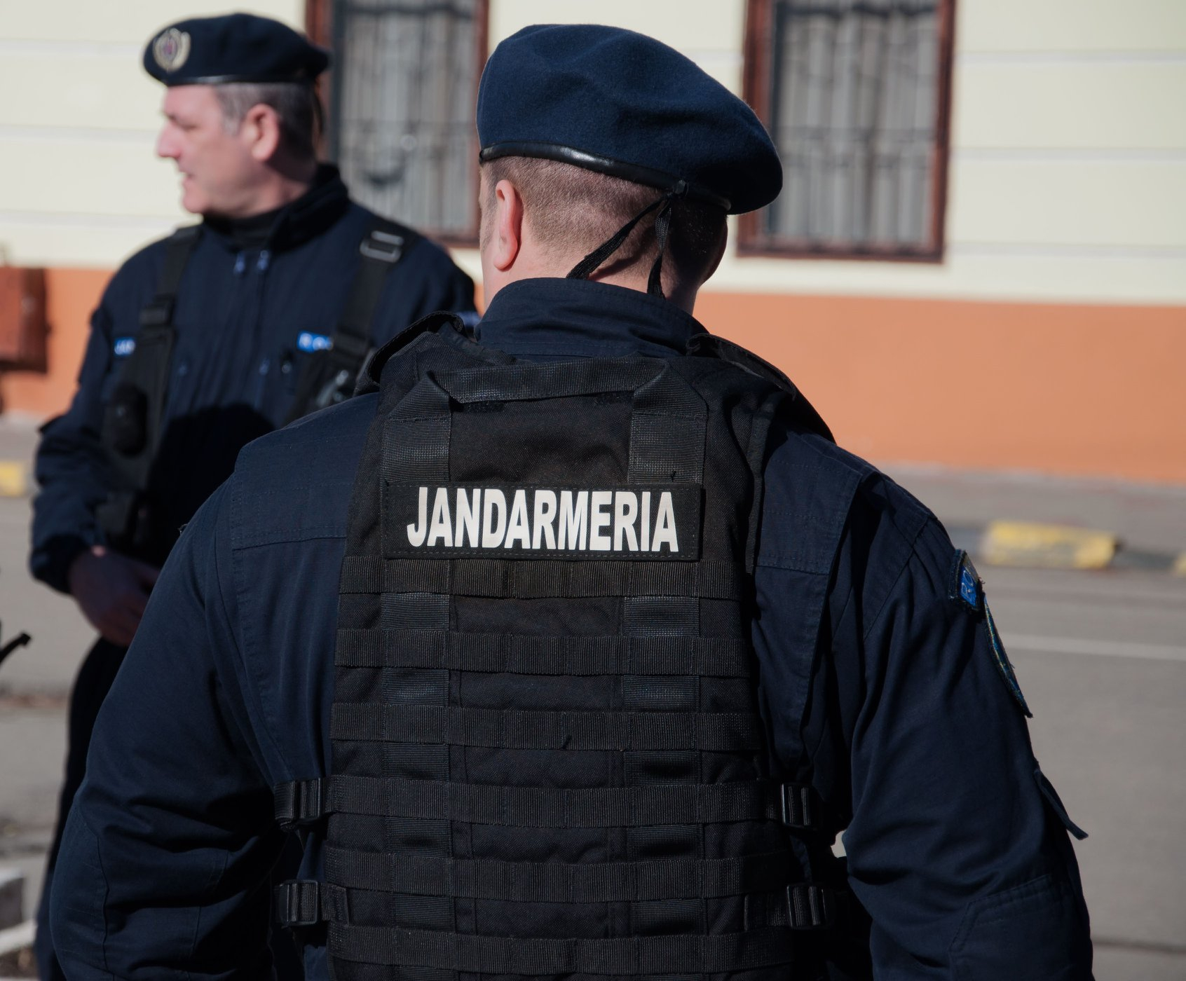 Băut, a făcut scandal și a spart ușa unui apartament