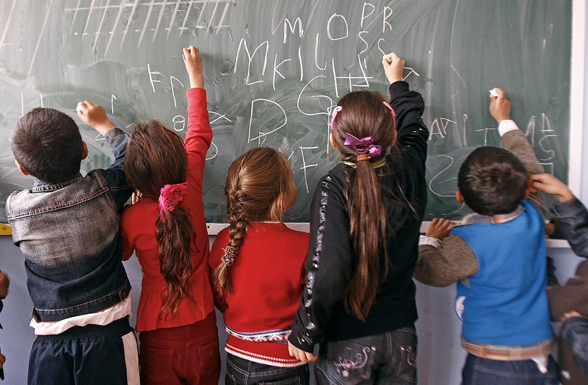 Peste 3.000 de elevi romi, înscrişi oficial în şcolile din județul Galați