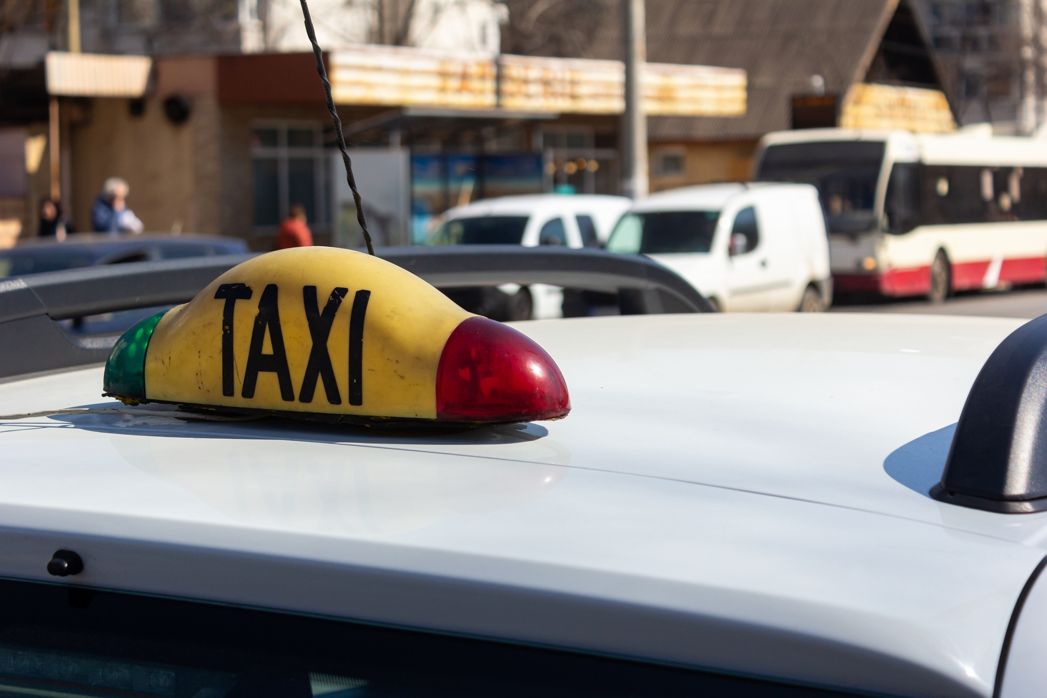 Mamă cu trei copii, lăsată în stradă de mai mulți taximetriști