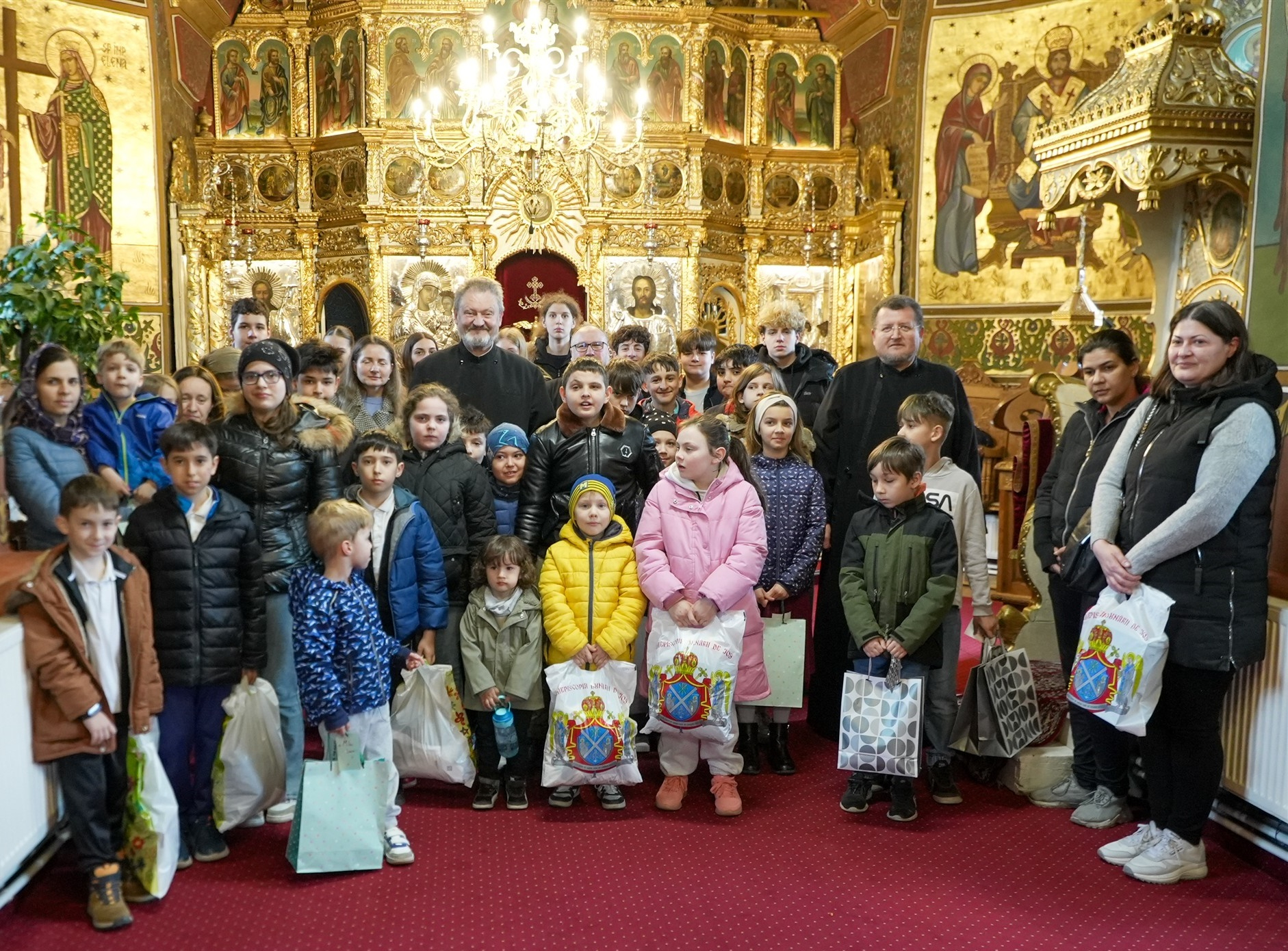 Mii de copii şi bătrâni au primit daruri de Paşte din partea Bisericii