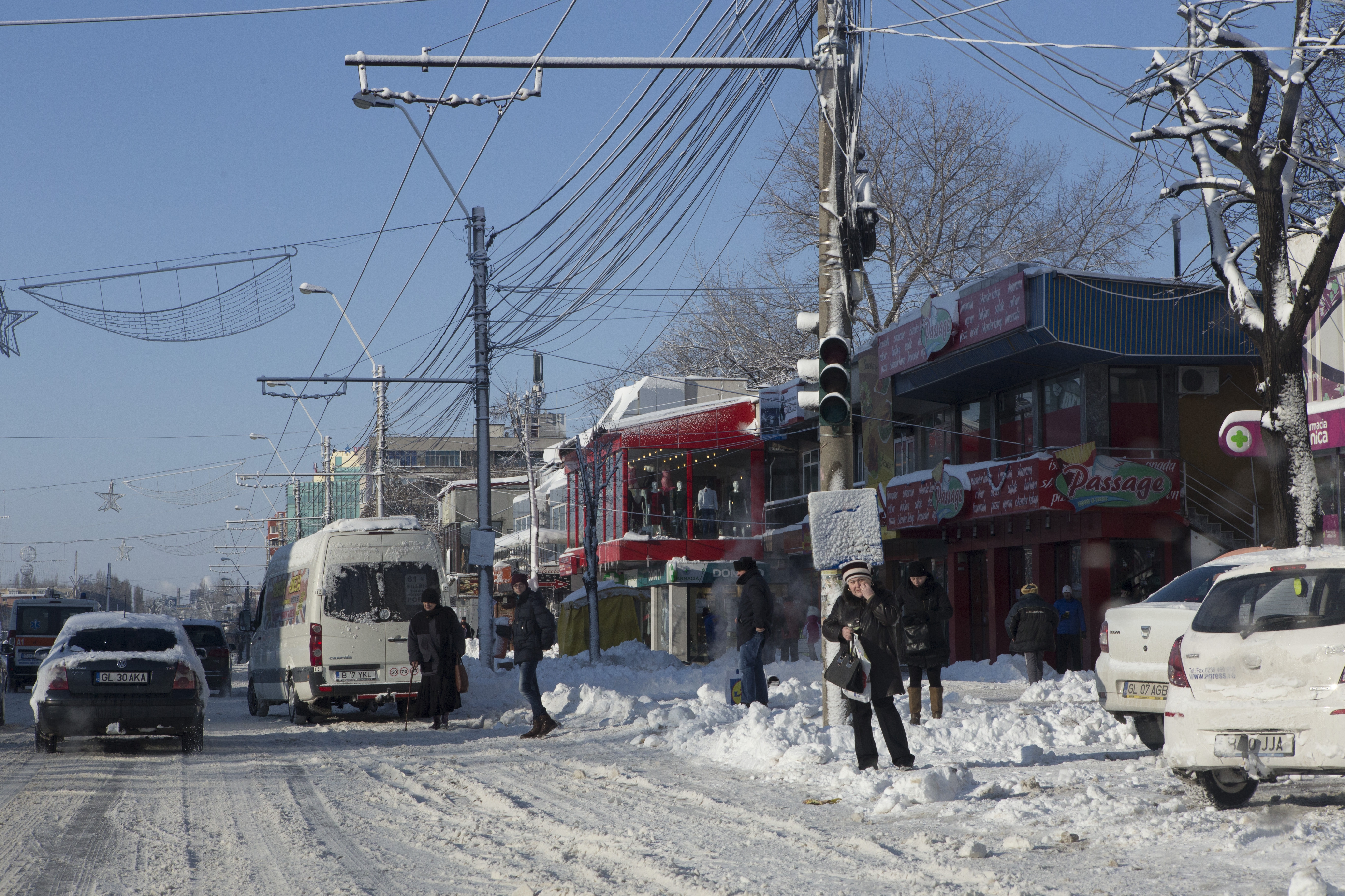 UPDATE/ Artere pline de zăpadă, circulaţie îngreunată. ECOSAL: „Facem tot ce putem" (FOTO)