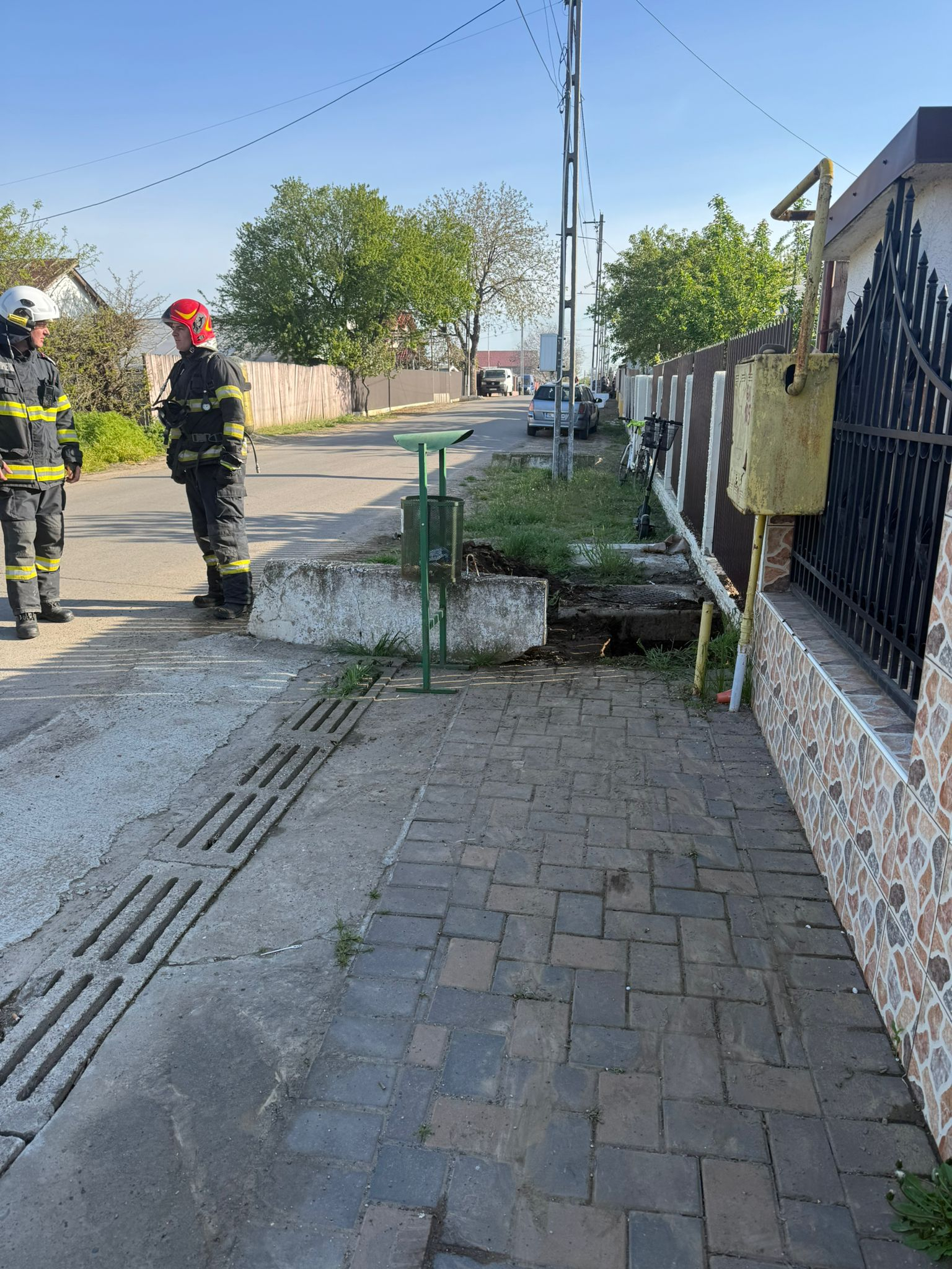 Dorel în acțiune! O țeavă de gaze a fost spartă cu hârlețul