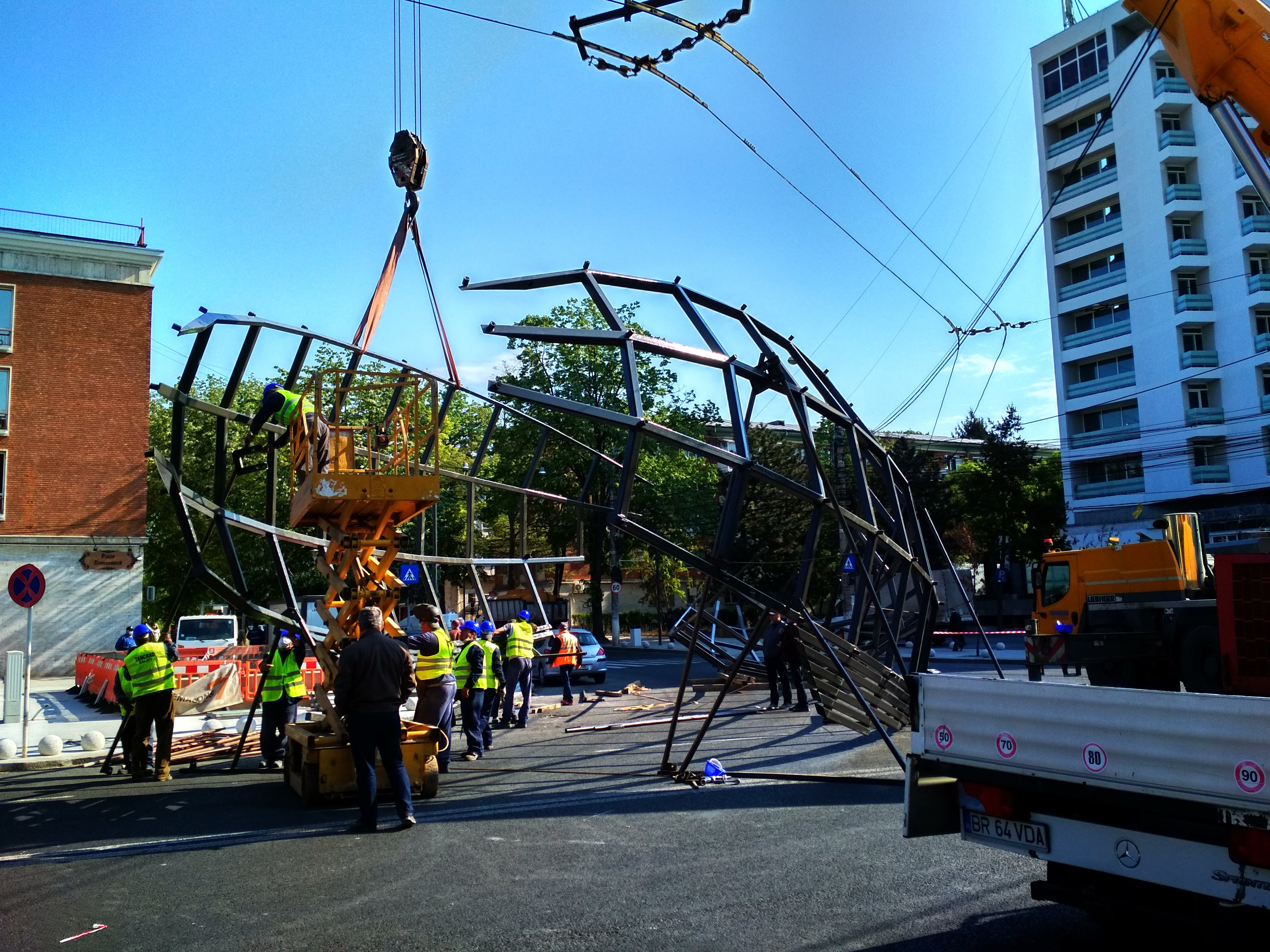 Şase ani de când au „aterizat OZN-urile” în centrul Galaţiului