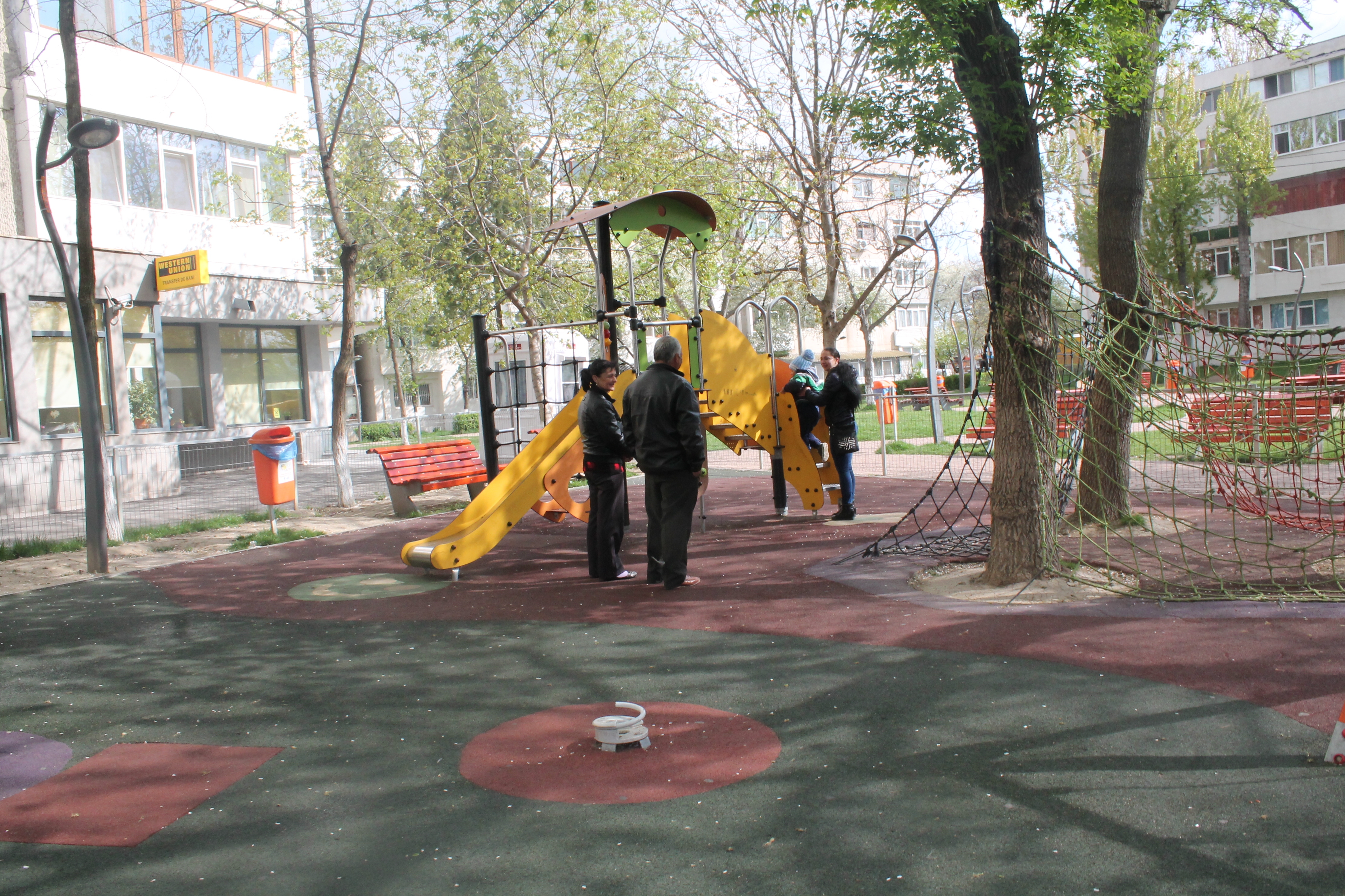 Primul parc de cartier e departe de ce a fost, la un an şi jumătate de la deschidere