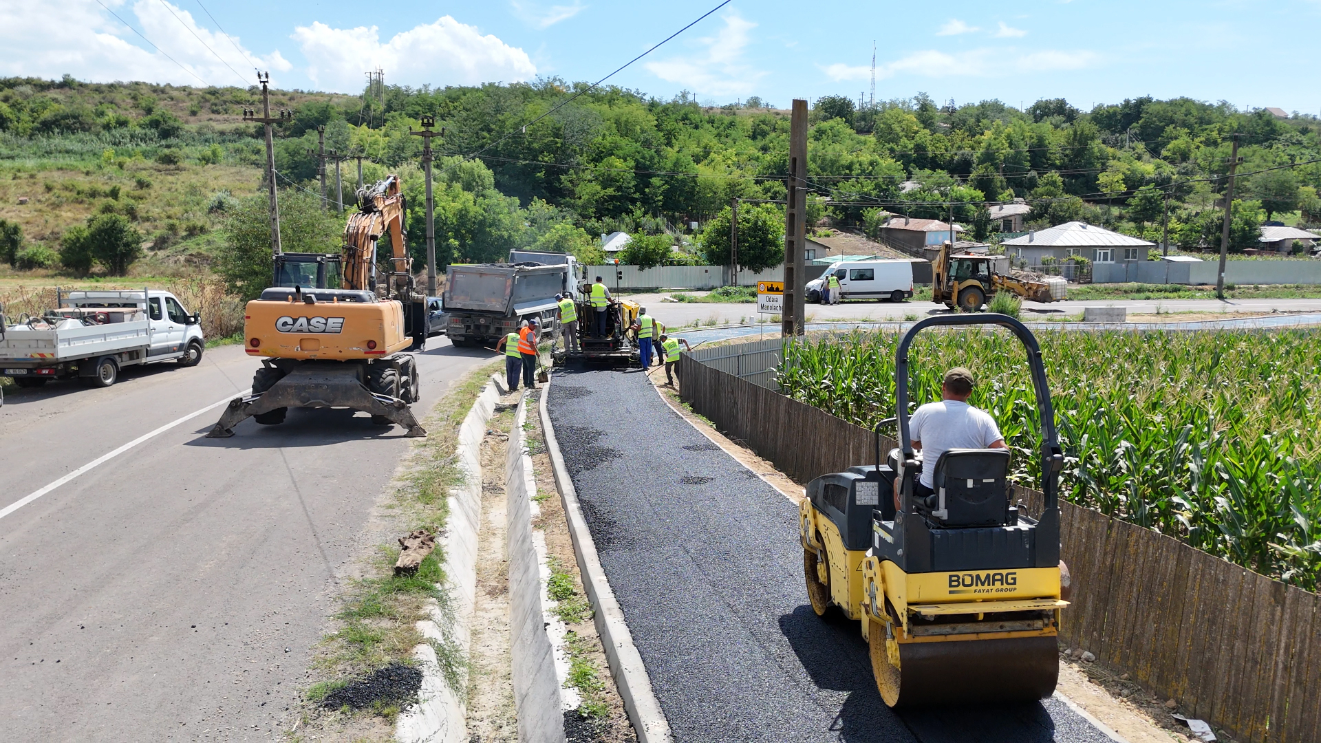 Pistă de biciclete folosită de șoferi și tractoriști, pentru a scurta drumul spre Galaţi