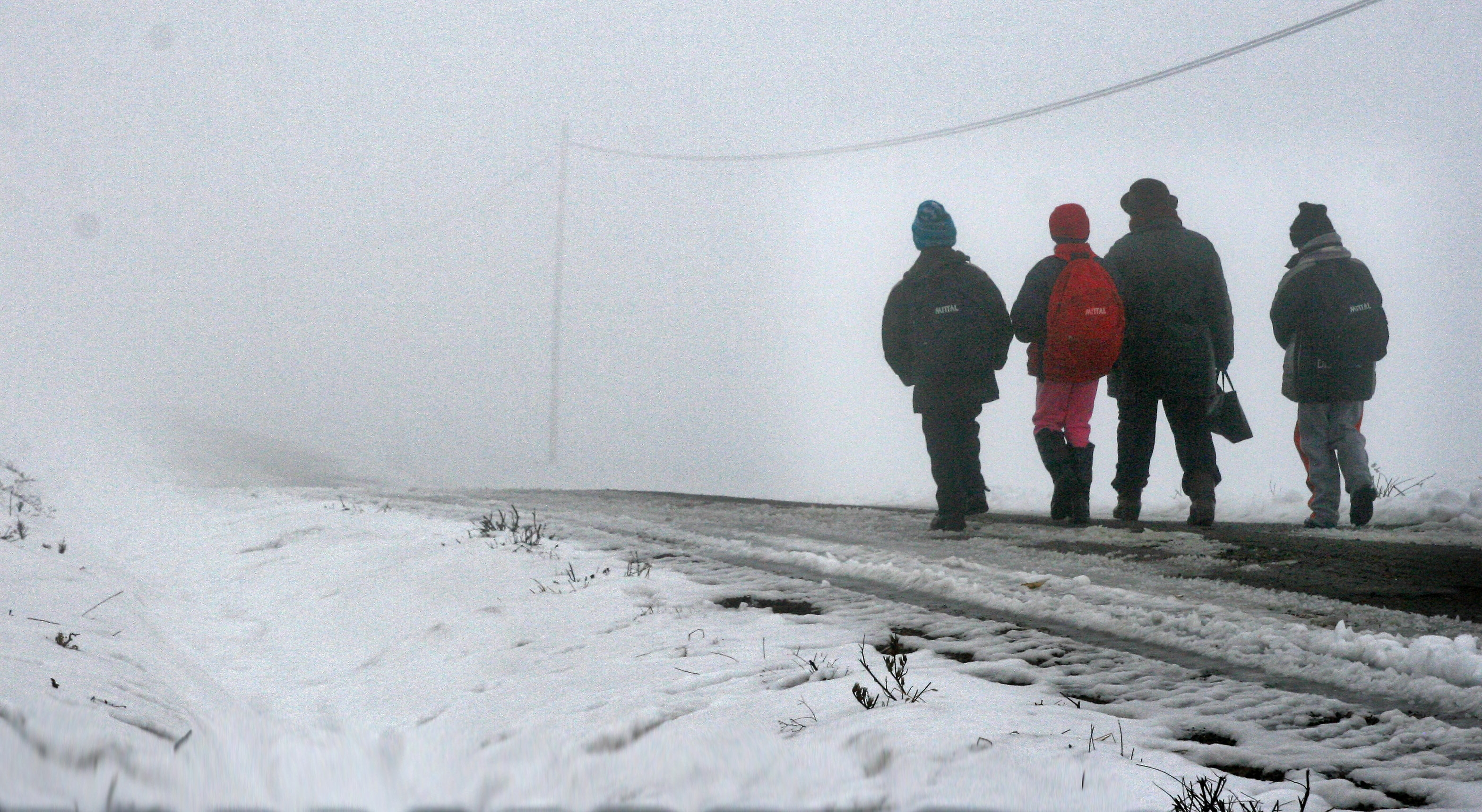 Şcolile s-ar putea închide iar - „Directorii stabilesc dacă suspendă cursurile”