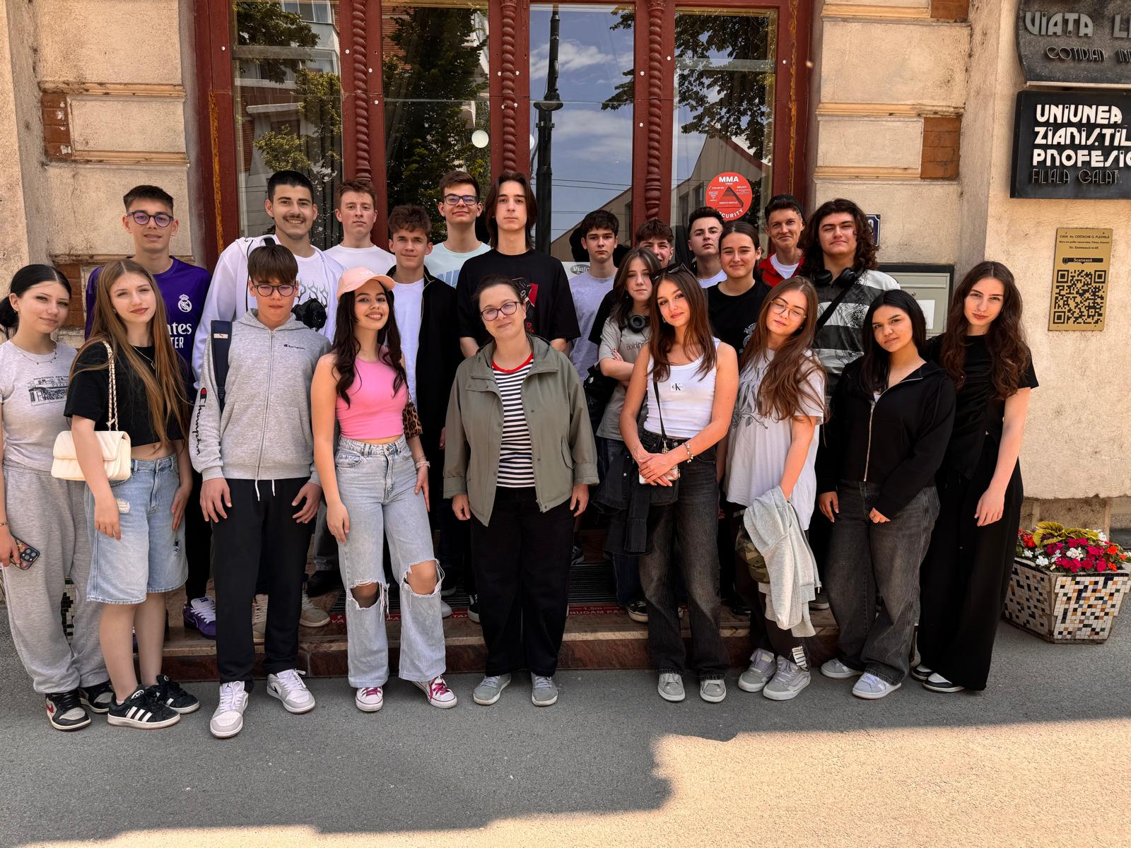 Elevi de la CNMK, în vizită la „Help Lăbuş” şi „Viaţa liberă”