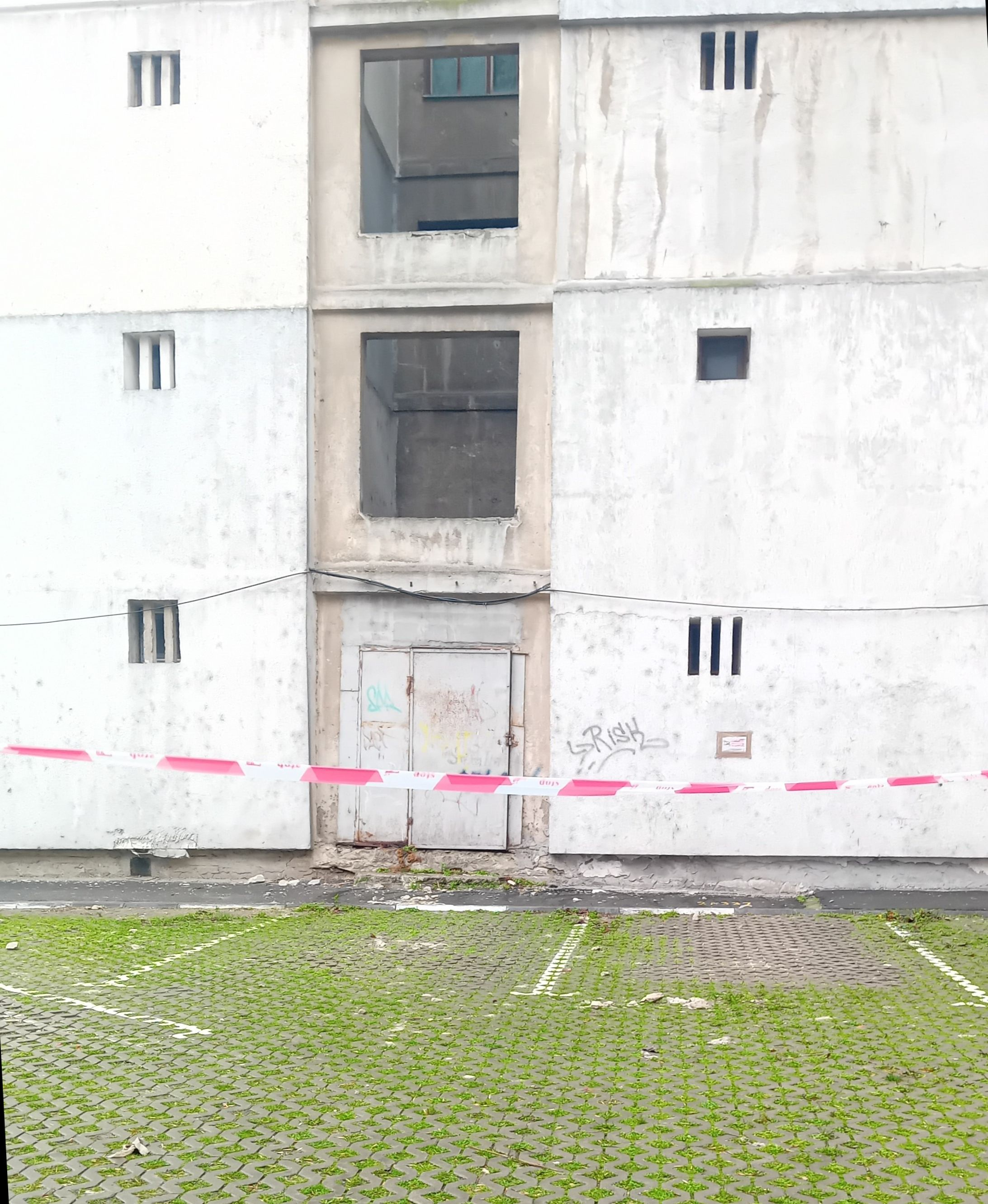 Poza zilei. Loc de parcare blocat de... căderi de tencuială