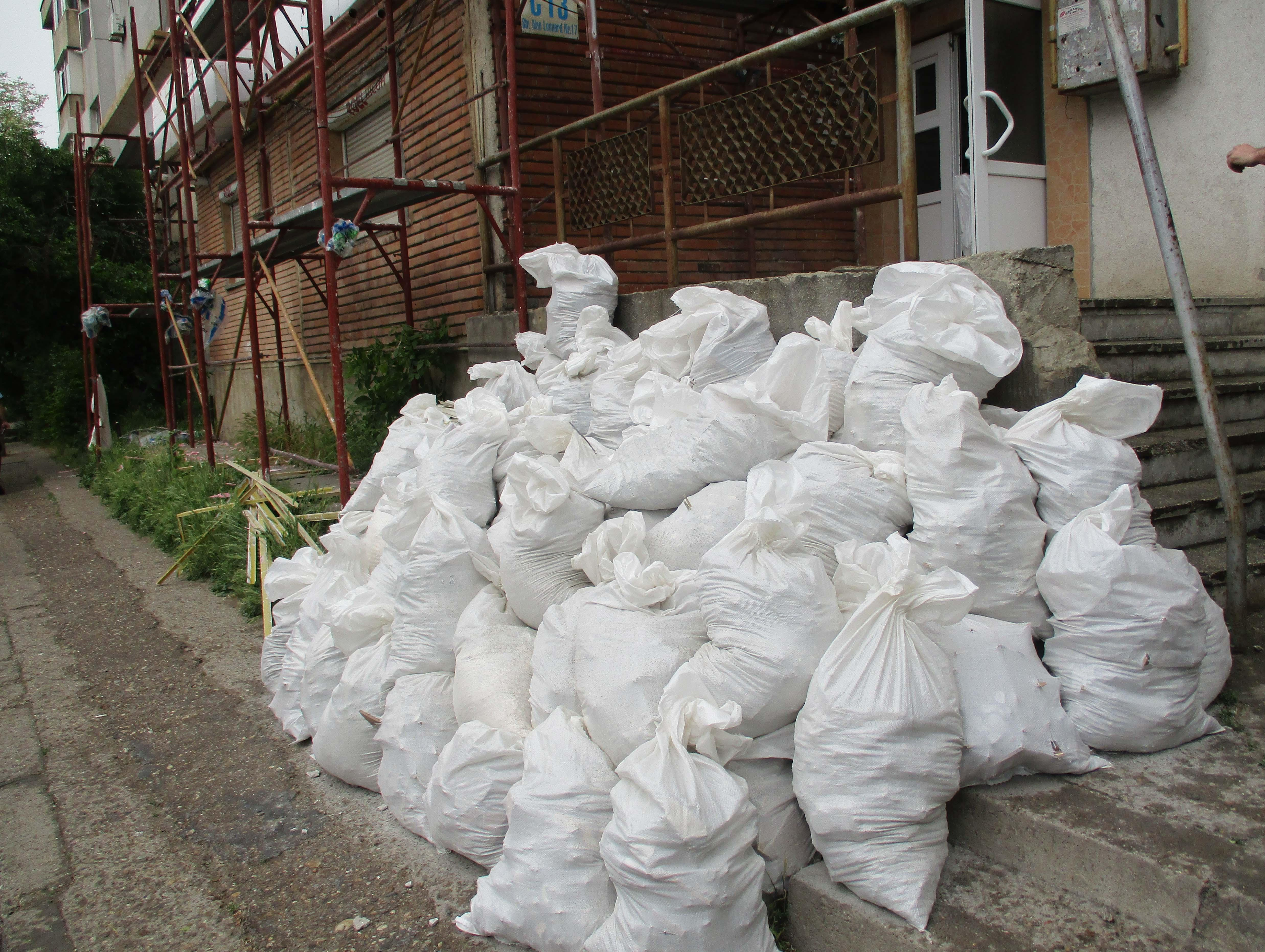 Şi-a lăsat molozul pe trotuar