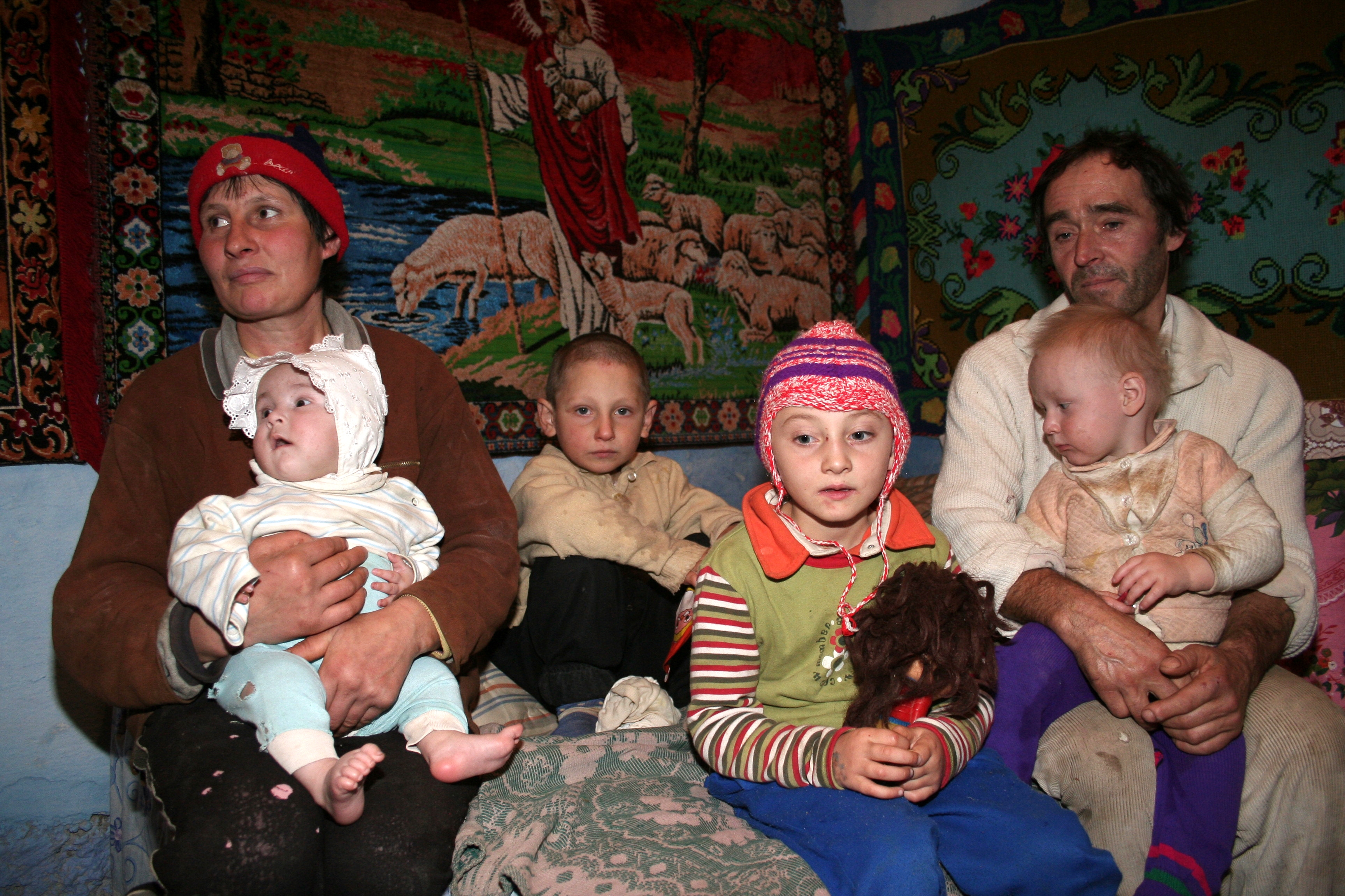 FAMILIILE SĂRACE ar putea rămâne FĂRĂ AJUTOR SOCIAL dacă nu-şi trimit copiii la ŞCOALĂ