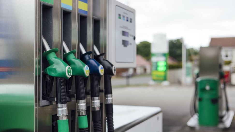 Guvernul Bolojan plafonează adaosul la carburanți