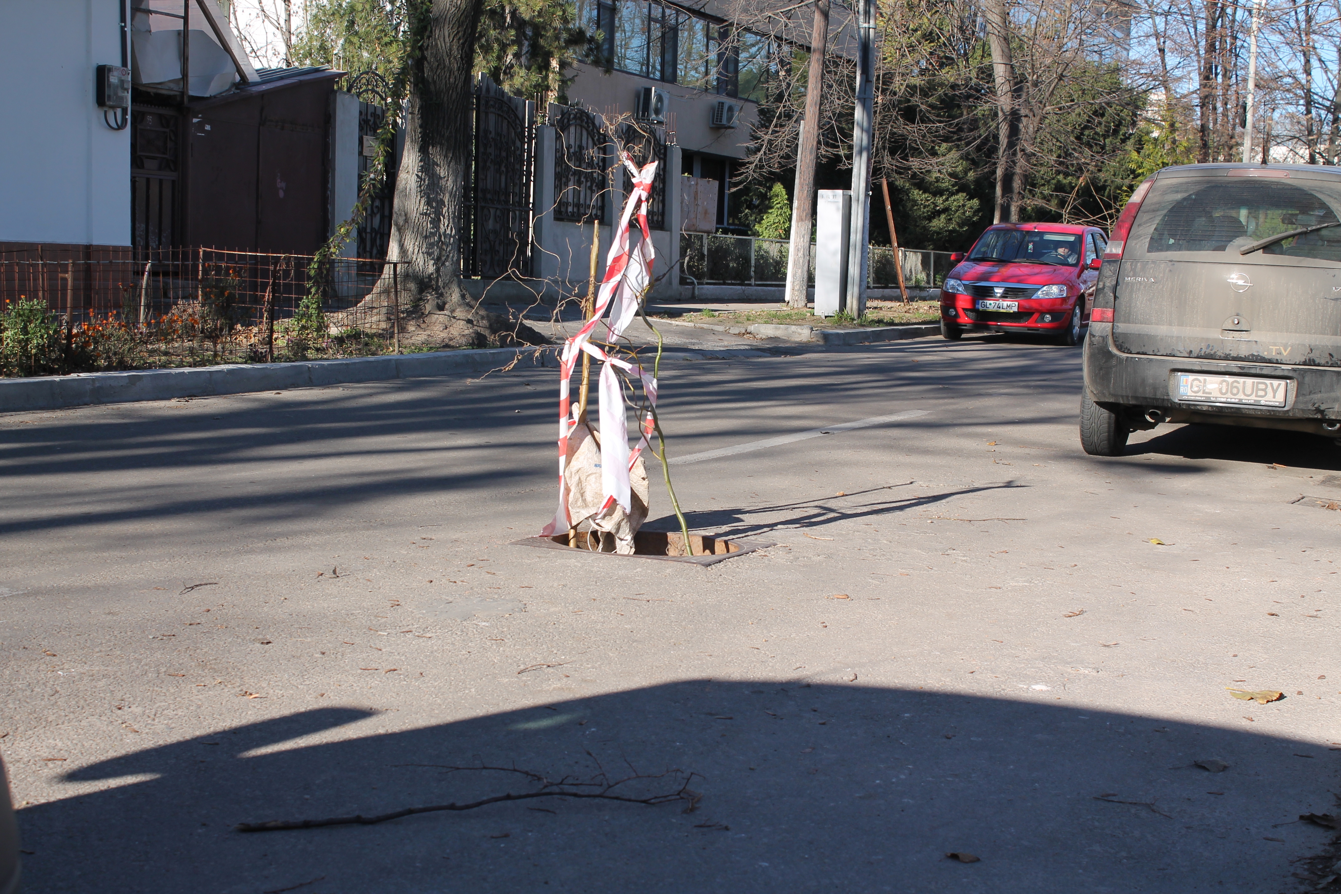De Moş Nicolae: Guri de canalizare umplute cu beţe