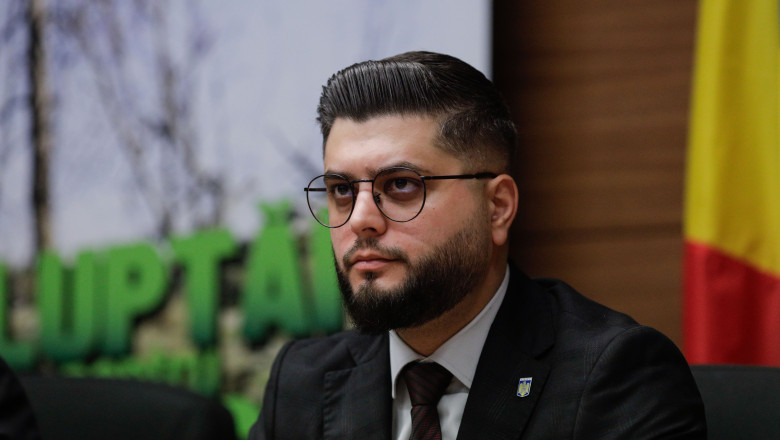 Din cocoș nu faci găină/ Nici din împiedicată gospodină