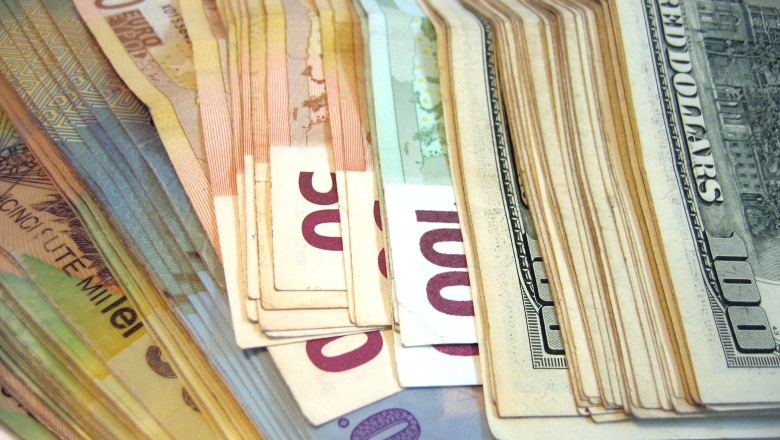 Piaţa financiară. Euro stagnează în jurul pragului de 5,24 lei