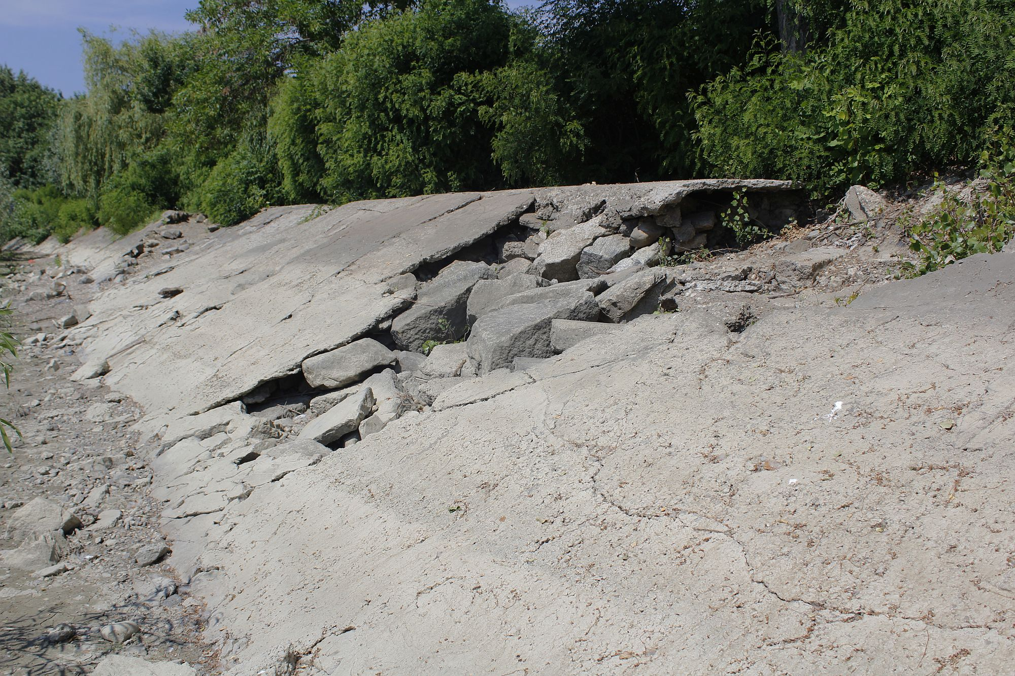 FALEZA INFERIOARĂ a Galațiului se SCUFUNDĂ în Dunăre. Nu sunt bani de reabilitare