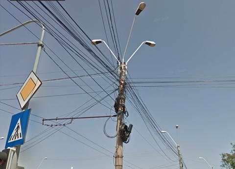 Jos CABLURILE de pe stâlpi!