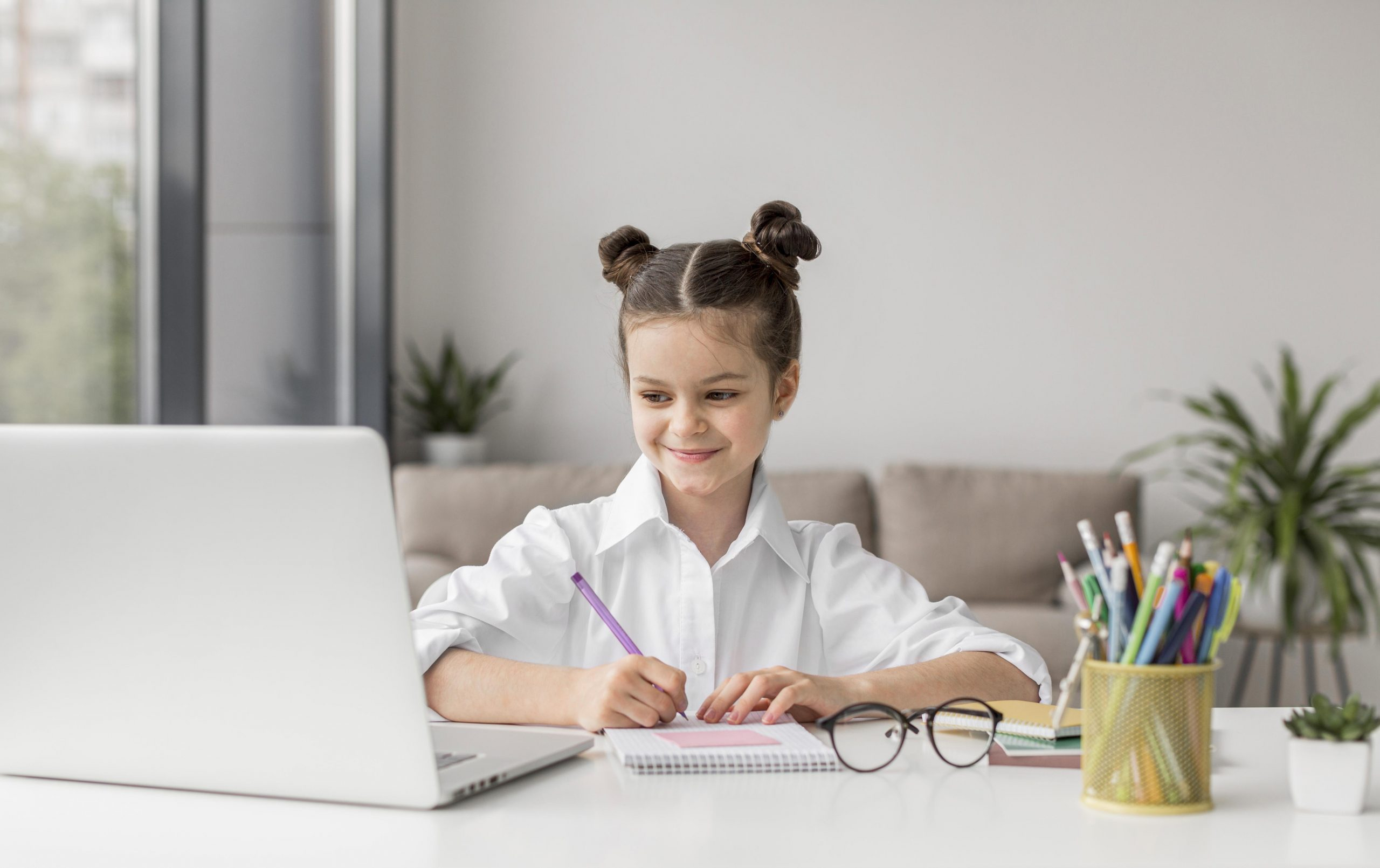 Toți elevii din județ vor face şcoală online şi joi