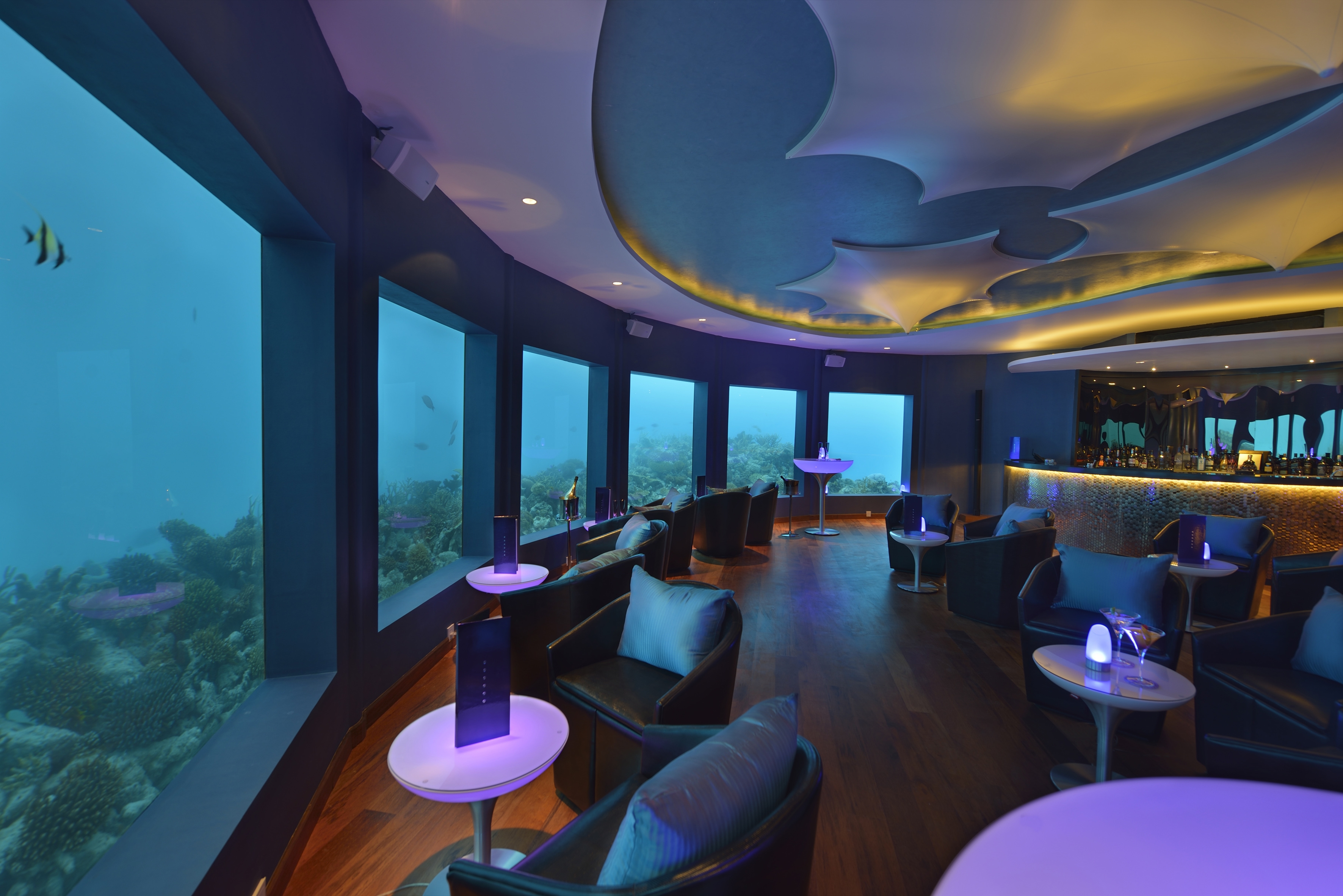 Cină la 6 metri sub apă