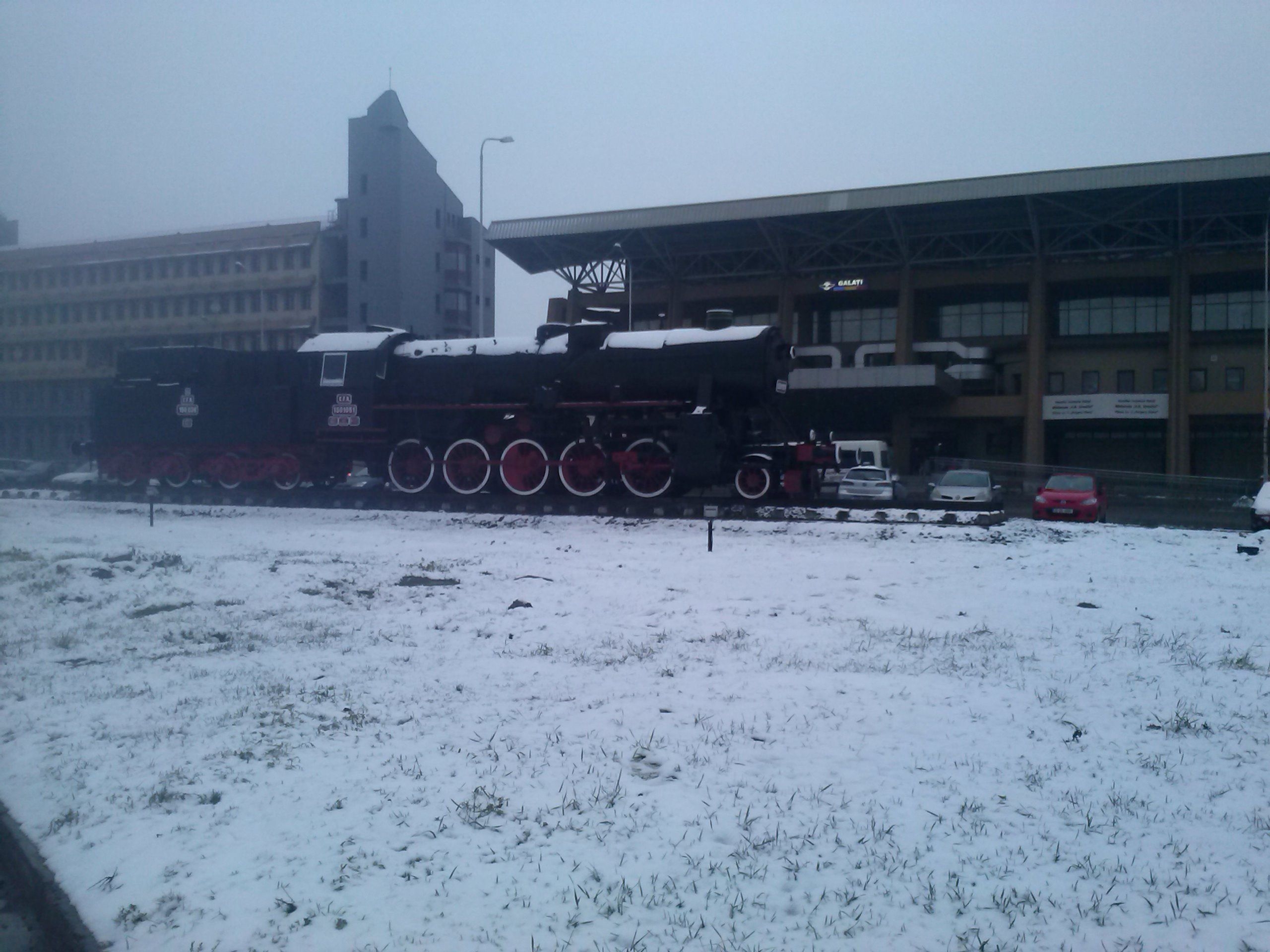 Se pot face îmbunătăţiri/ O intrare în oraş bine marcată, slab luminată