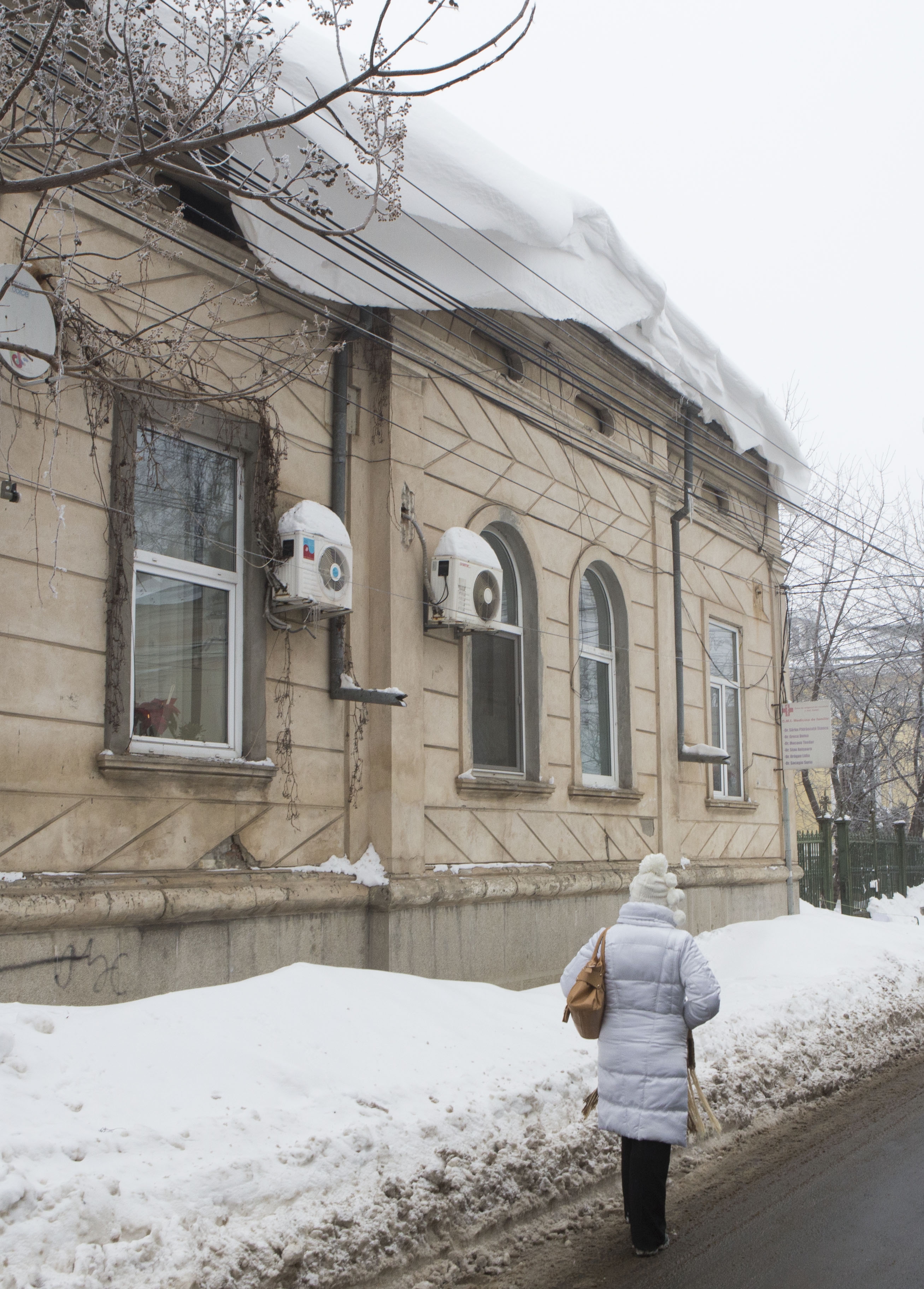 Pericol, la orice pas: Zăpada de pe acoperişuri le poate cădea gălăţenilor în cap (GALERIE FOTO)